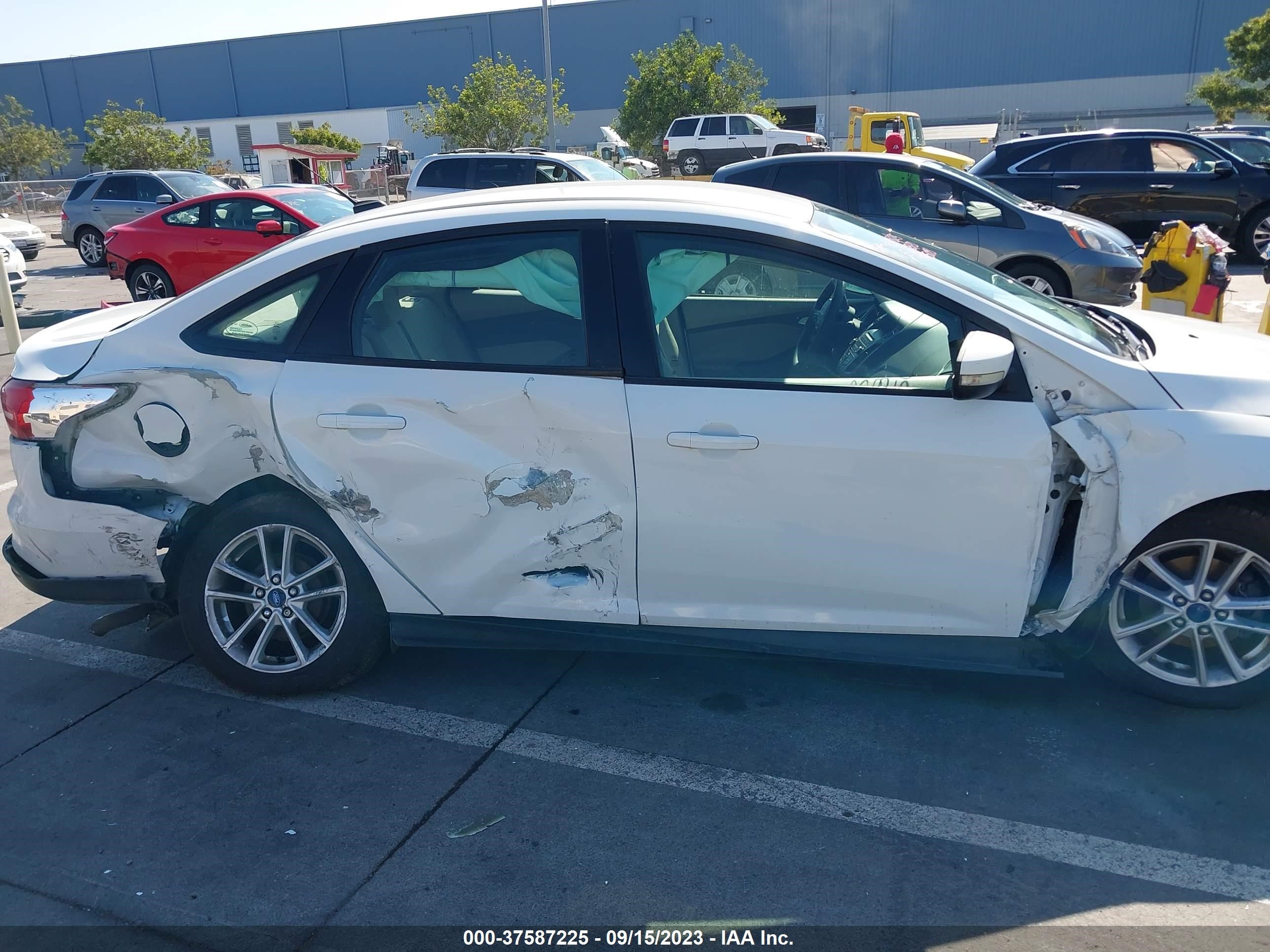 Photo 5 VIN: 1FADP3F26FL325093 - FORD FOCUS 