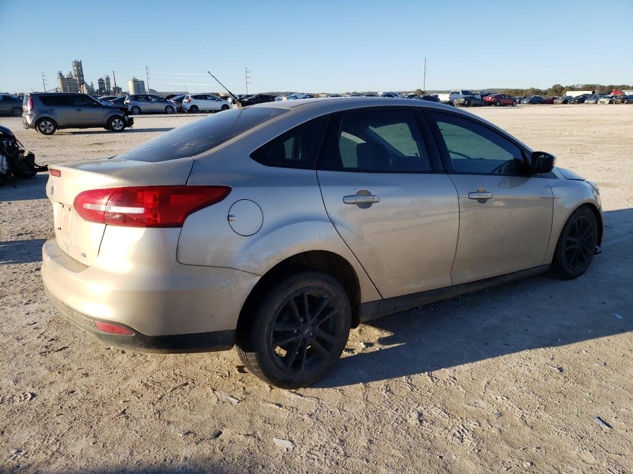 Photo 2 VIN: 1FADP3F26JL315933 - FORD FOCUS 