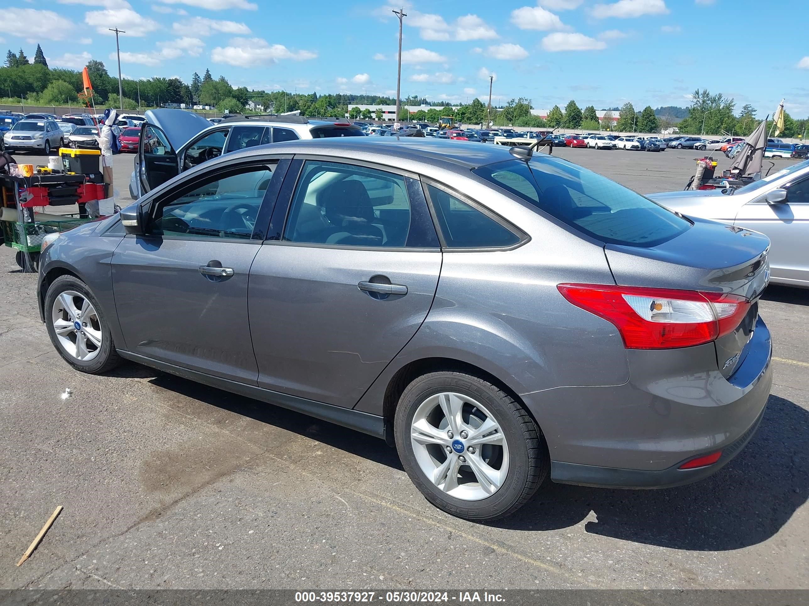 Photo 2 VIN: 1FADP3F27DL258095 - FORD FOCUS 