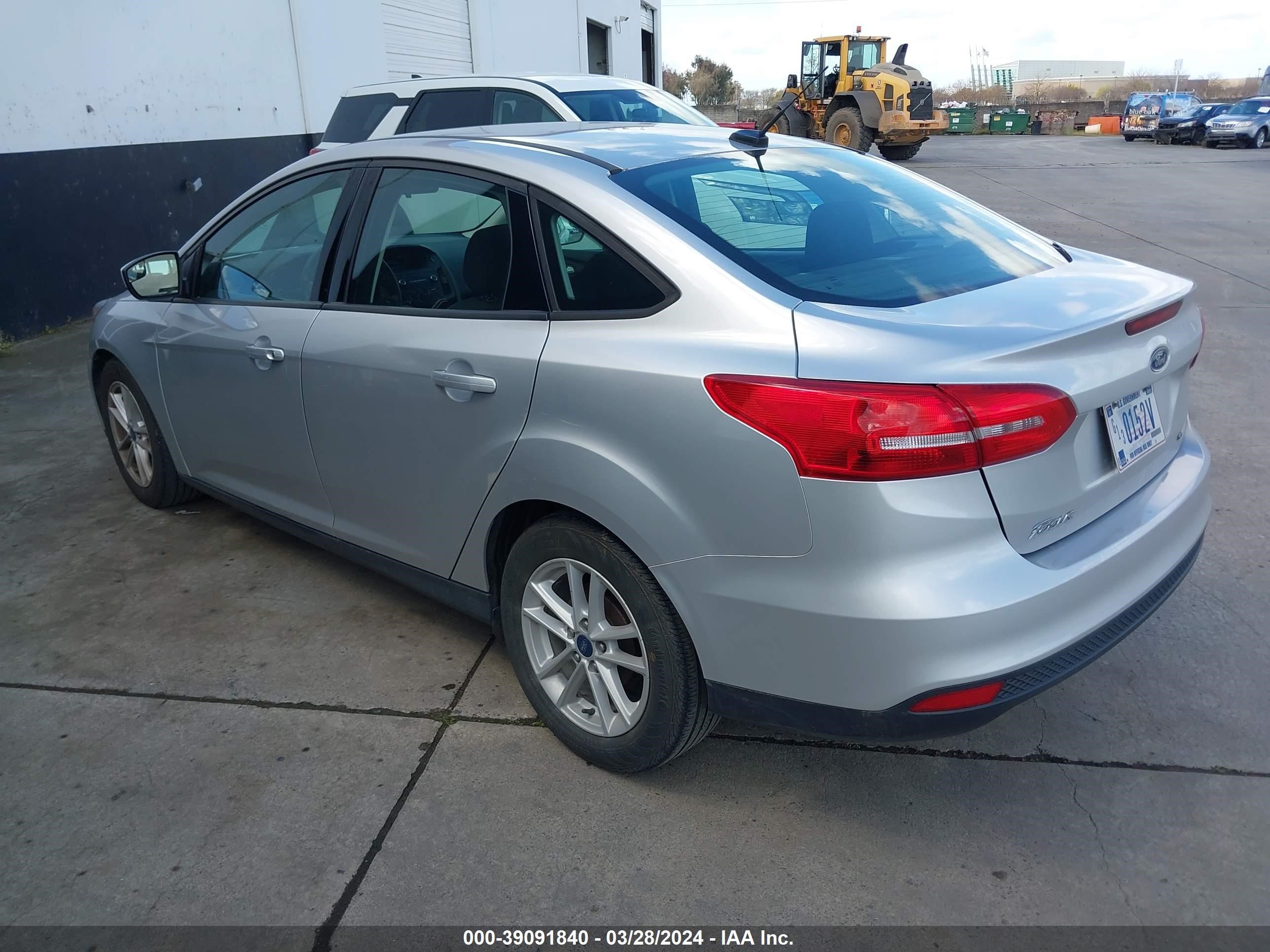 Photo 2 VIN: 1FADP3F27JL328609 - FORD FOCUS SE 