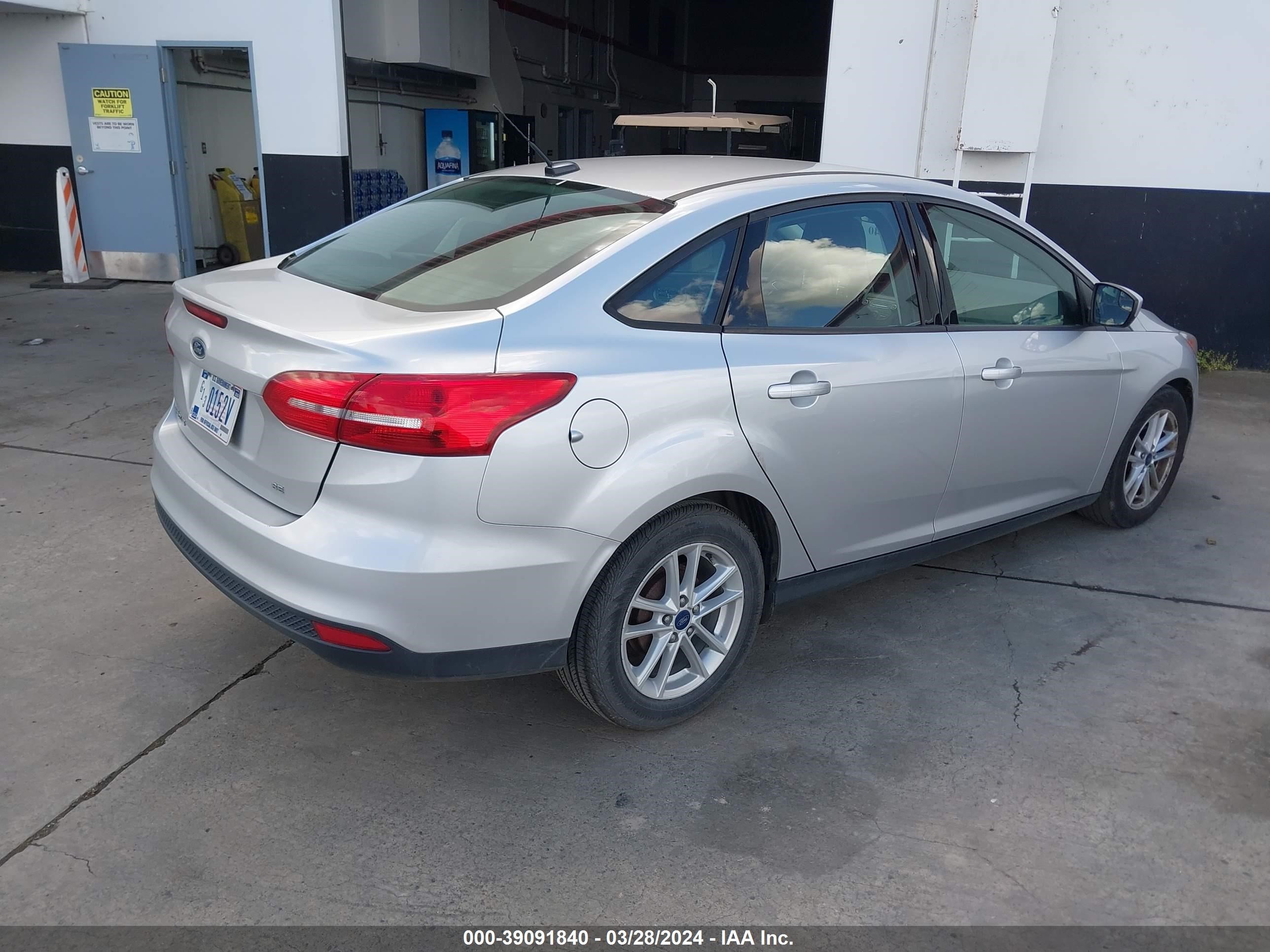 Photo 3 VIN: 1FADP3F27JL328609 - FORD FOCUS SE 