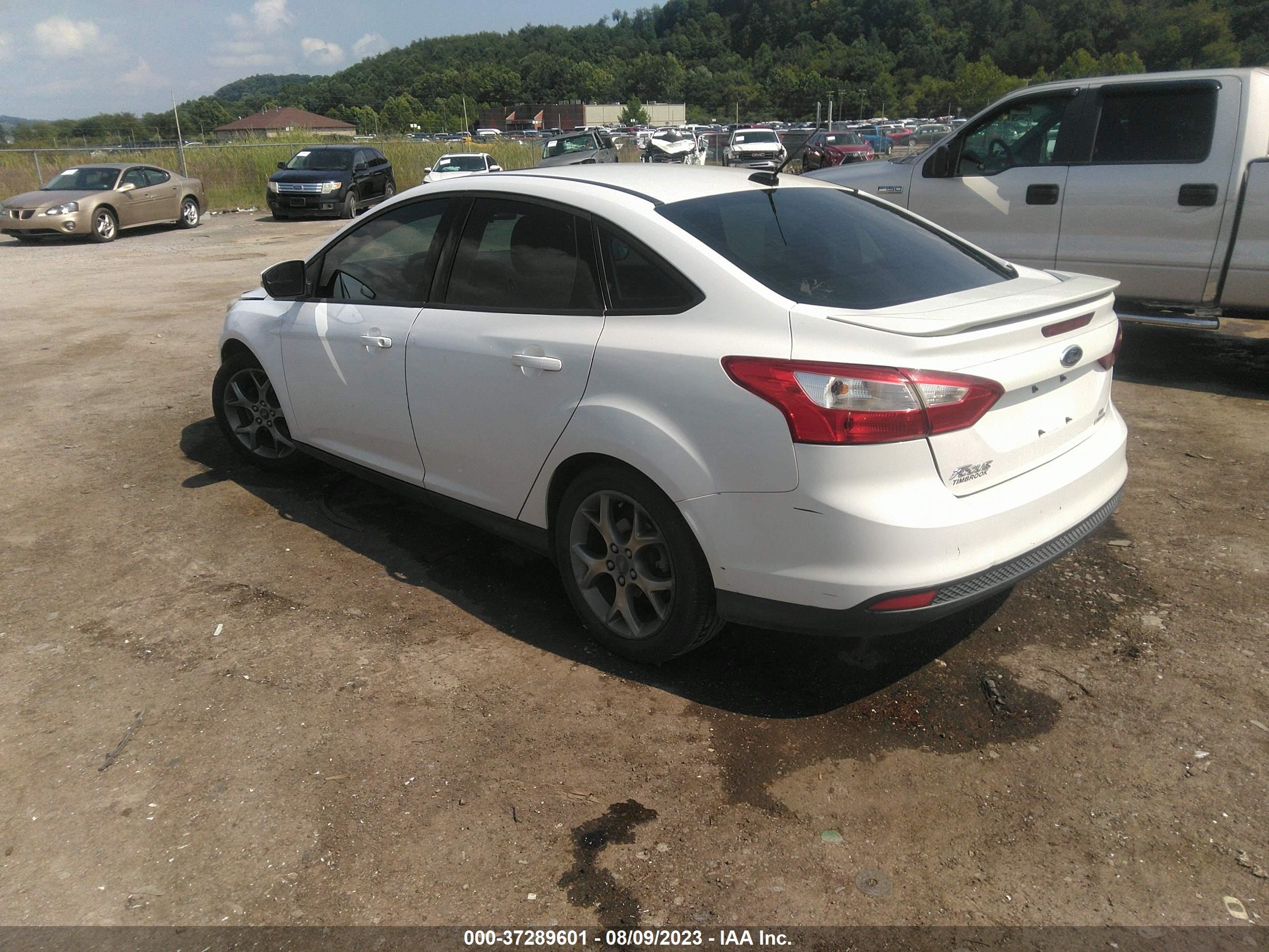 Photo 2 VIN: 1FADP3F28DL136555 - FORD FOCUS 