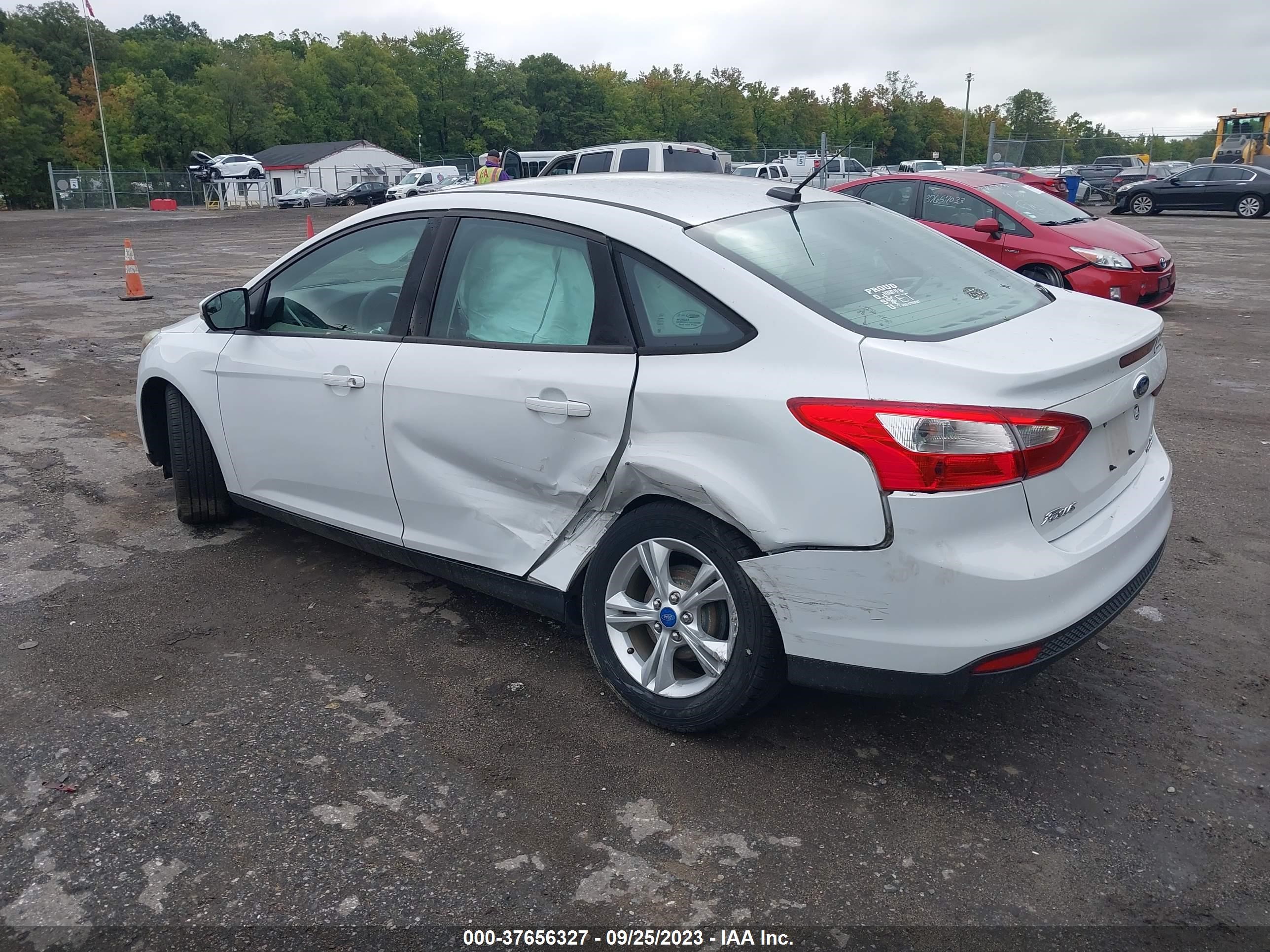 Photo 2 VIN: 1FADP3F29DL260365 - FORD FOCUS 