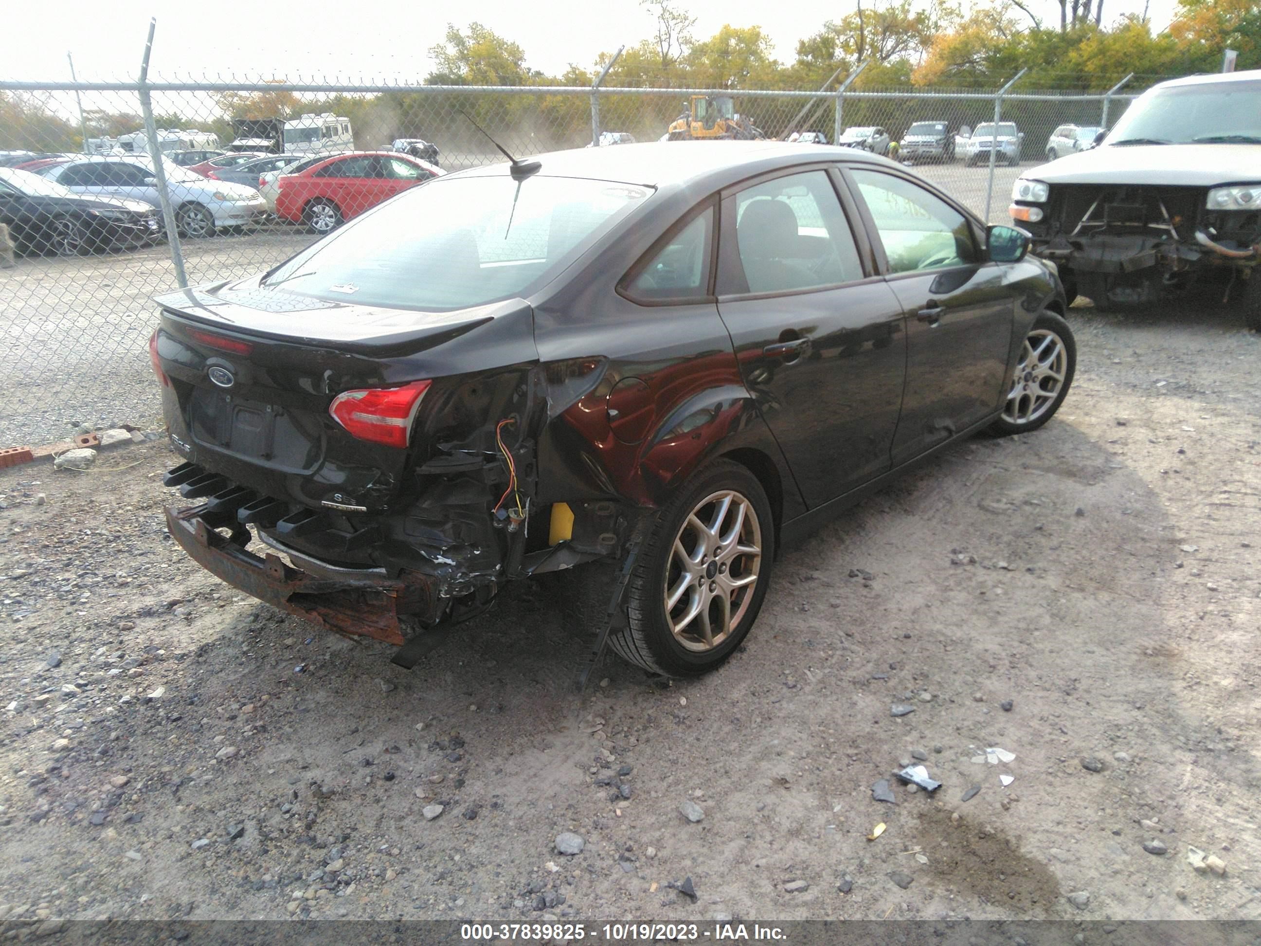 Photo 3 VIN: 1FADP3F29FL217597 - FORD FOCUS 