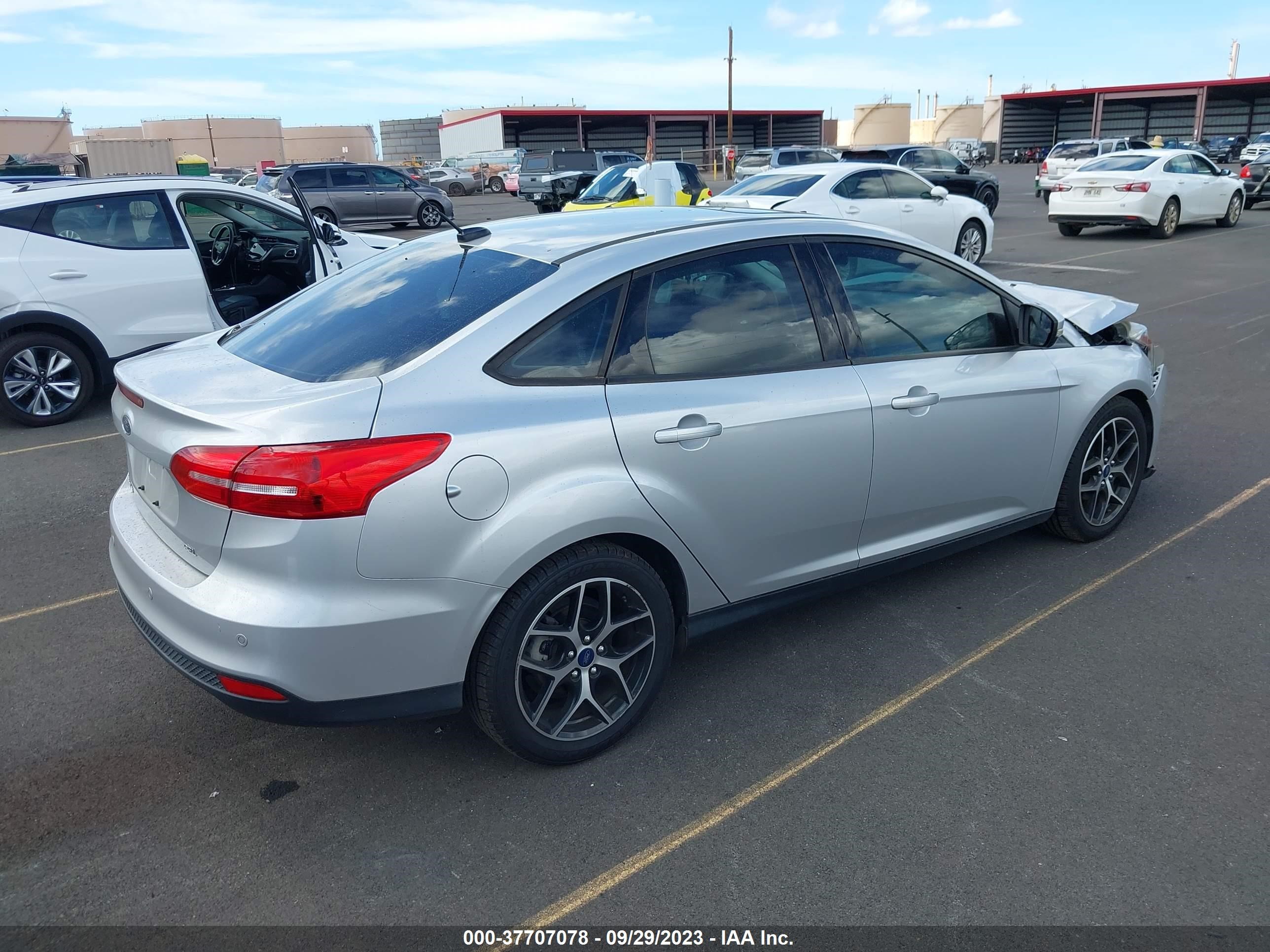 Photo 3 VIN: 1FADP3H23JL313506 - FORD FOCUS 