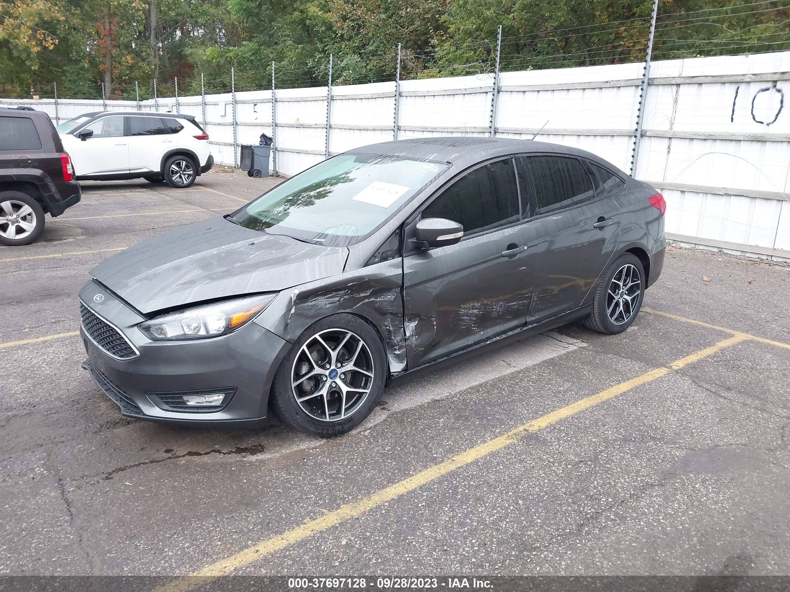 Photo 1 VIN: 1FADP3H2XJL311056 - FORD FOCUS 