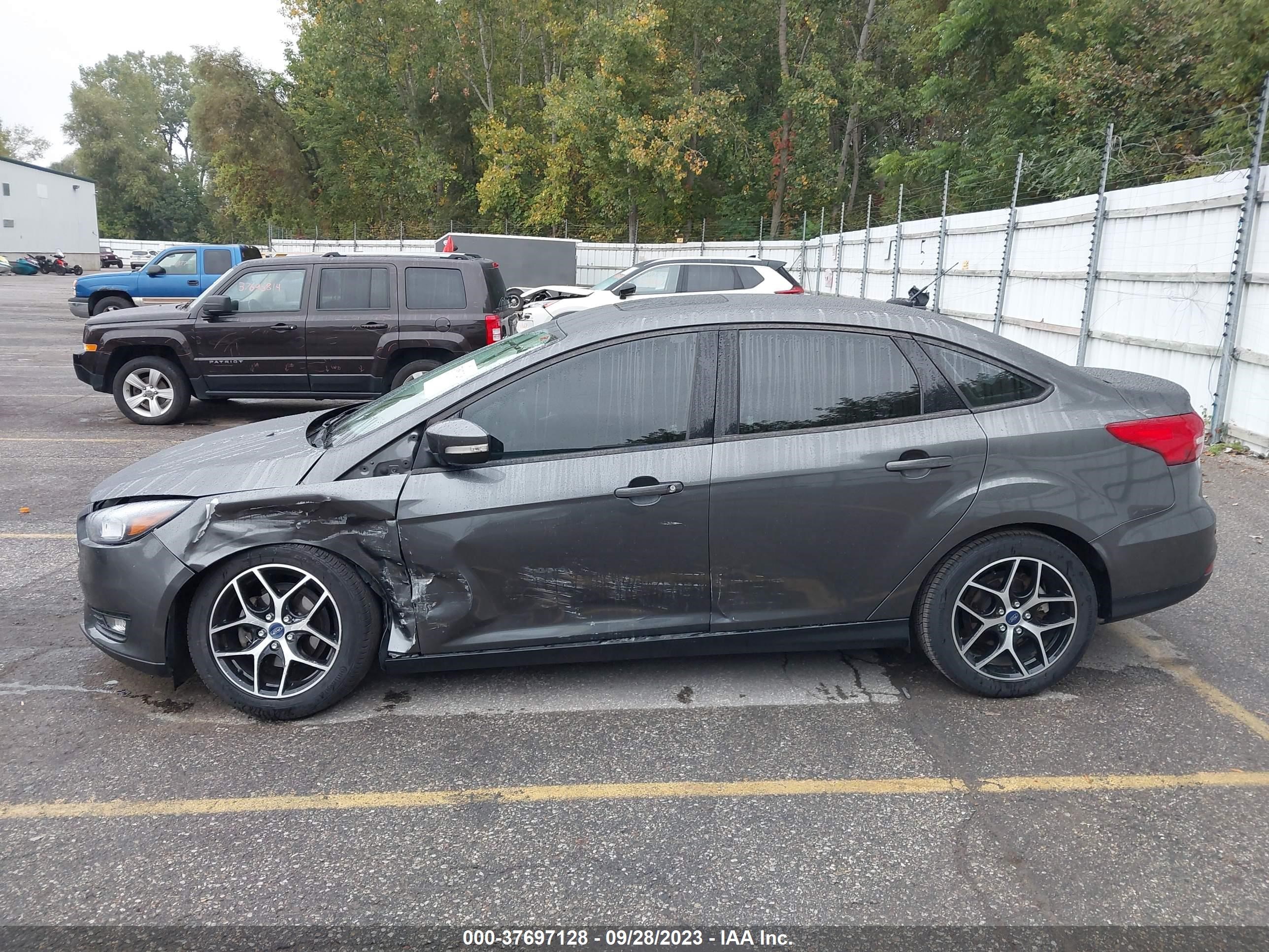 Photo 13 VIN: 1FADP3H2XJL311056 - FORD FOCUS 