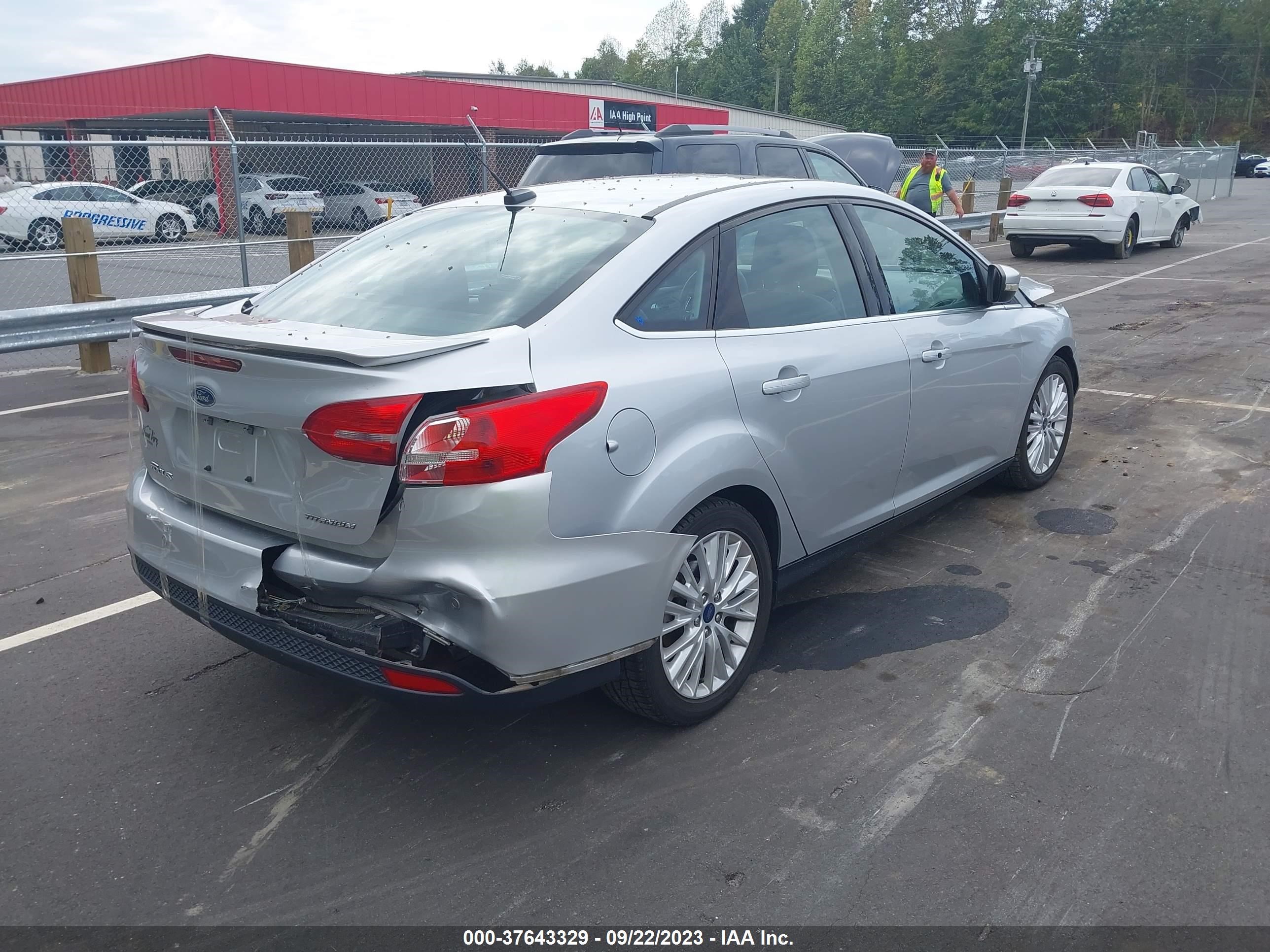 Photo 3 VIN: 1FADP3J22JL238372 - FORD FOCUS 