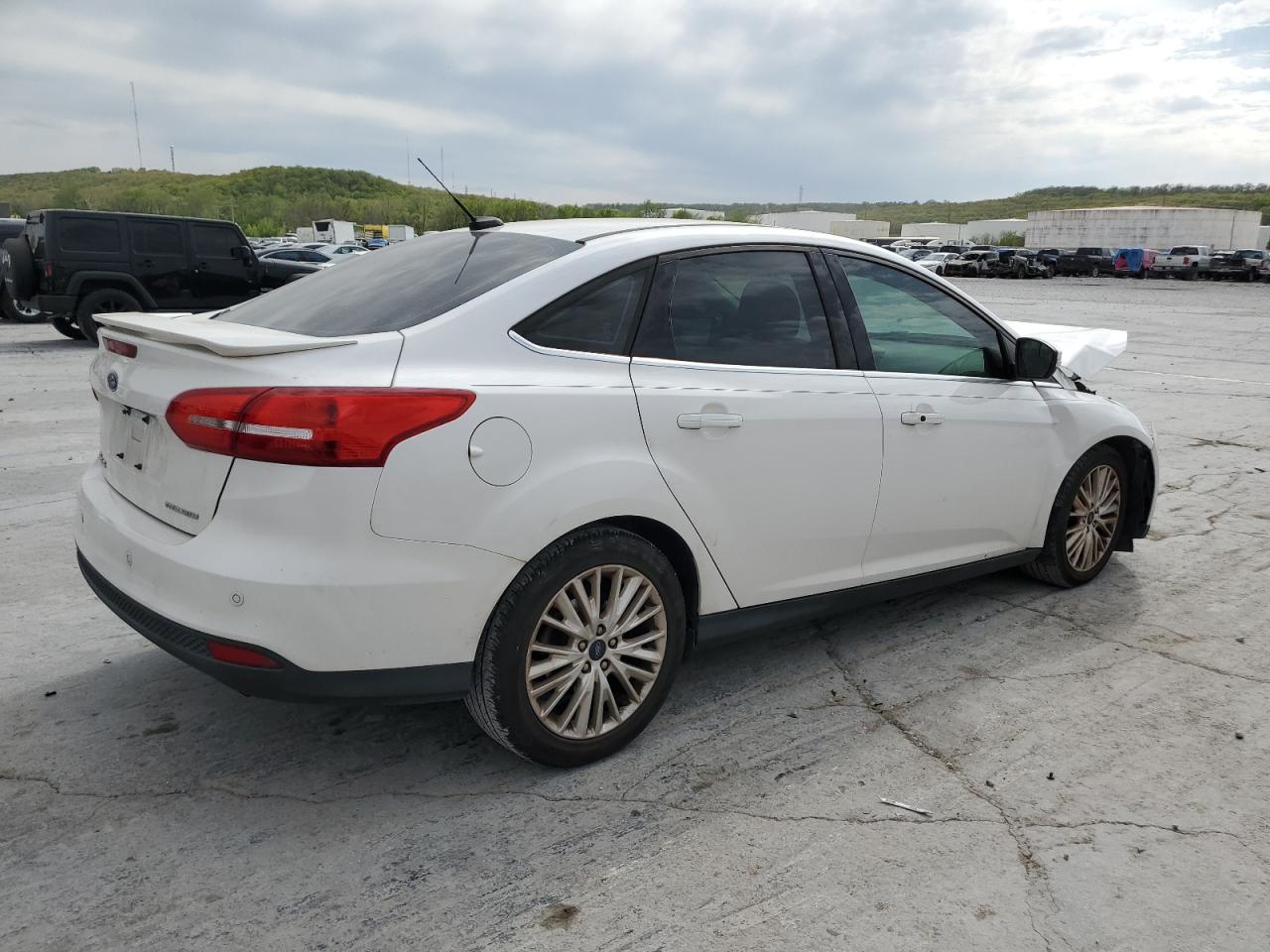 Photo 2 VIN: 1FADP3J23JL314973 - FORD FOCUS 