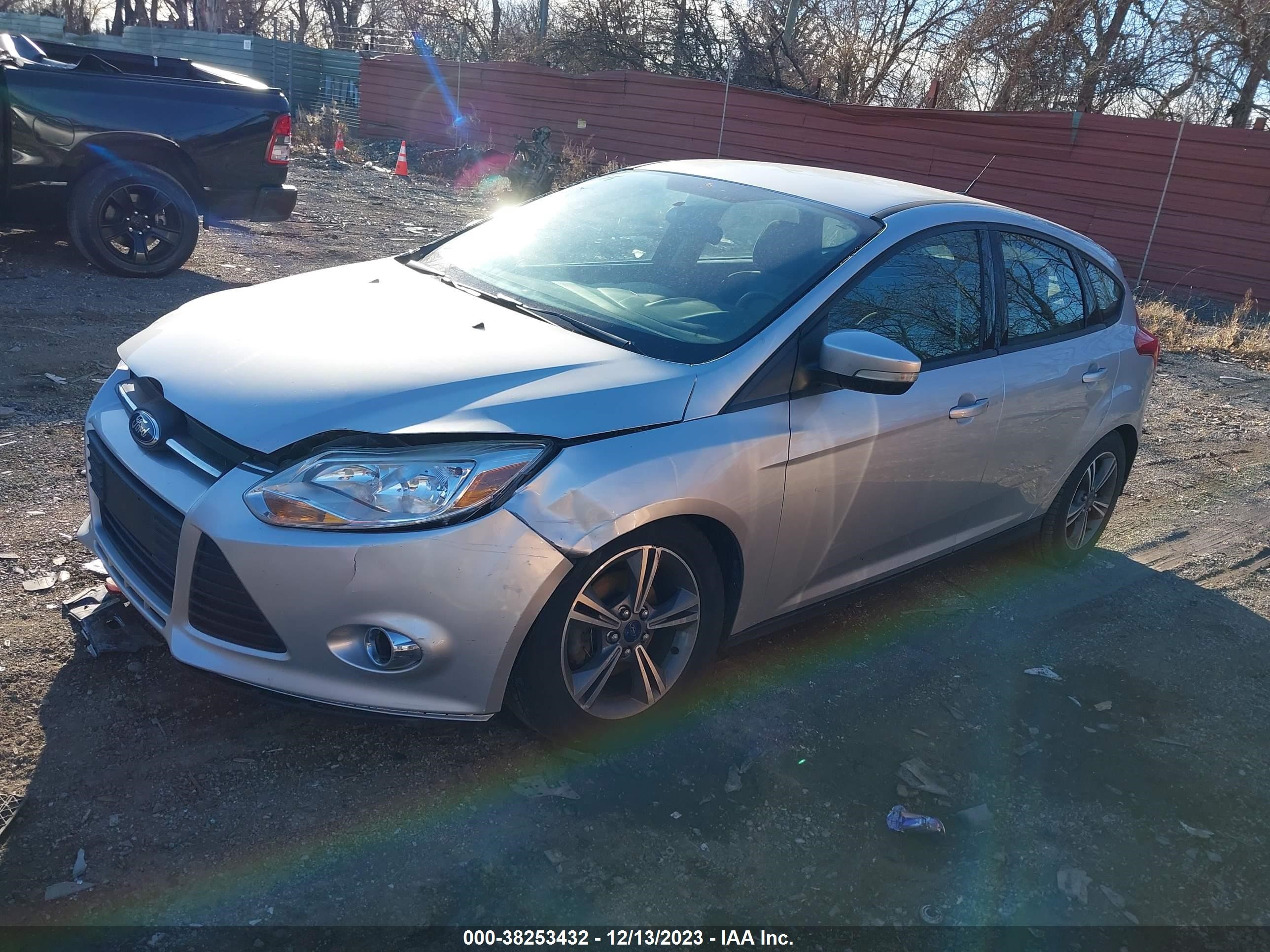 Photo 1 VIN: 1FADP3K22EL305010 - FORD FOCUS 