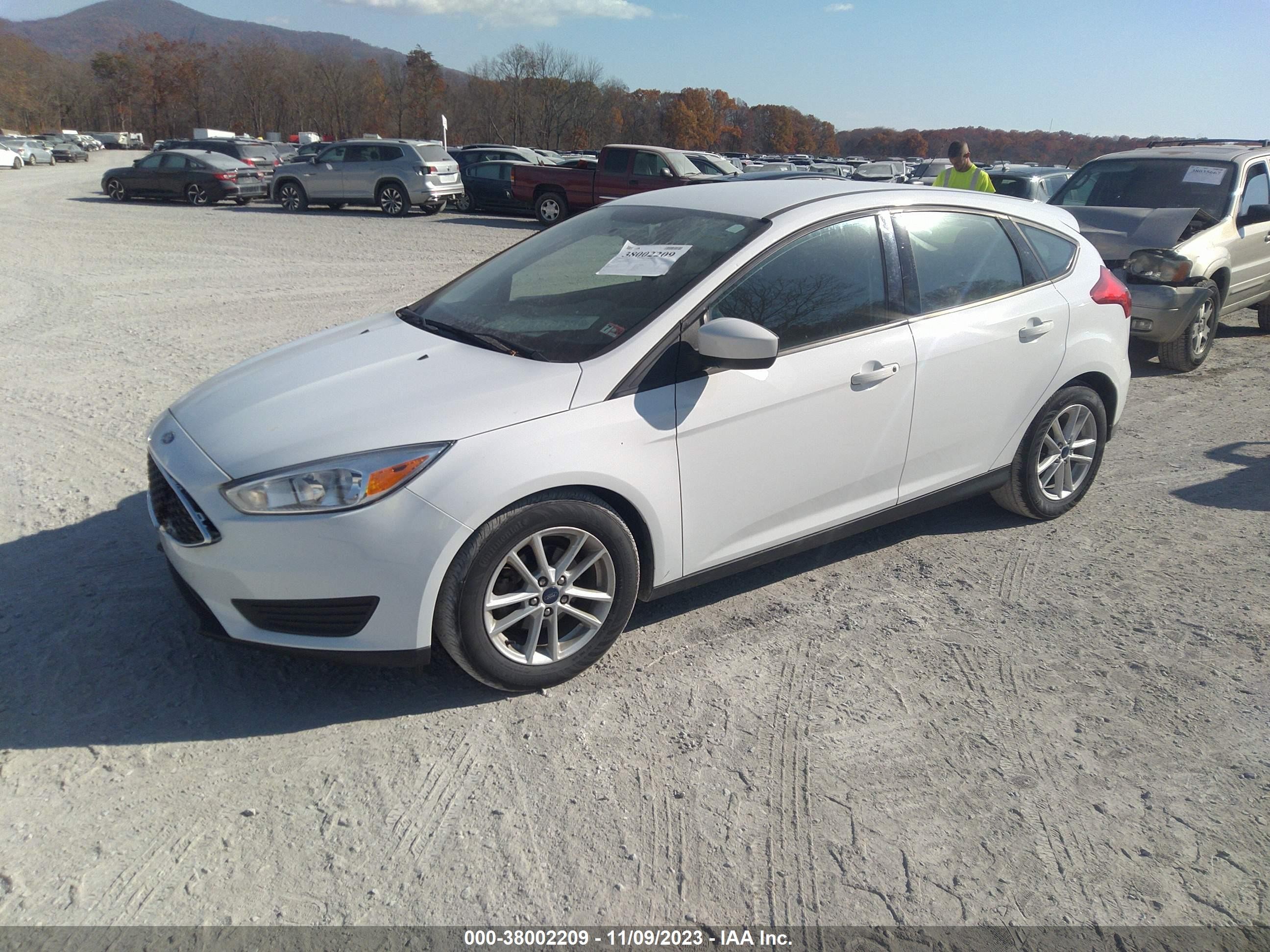 Photo 1 VIN: 1FADP3K22JL288770 - FORD FOCUS 