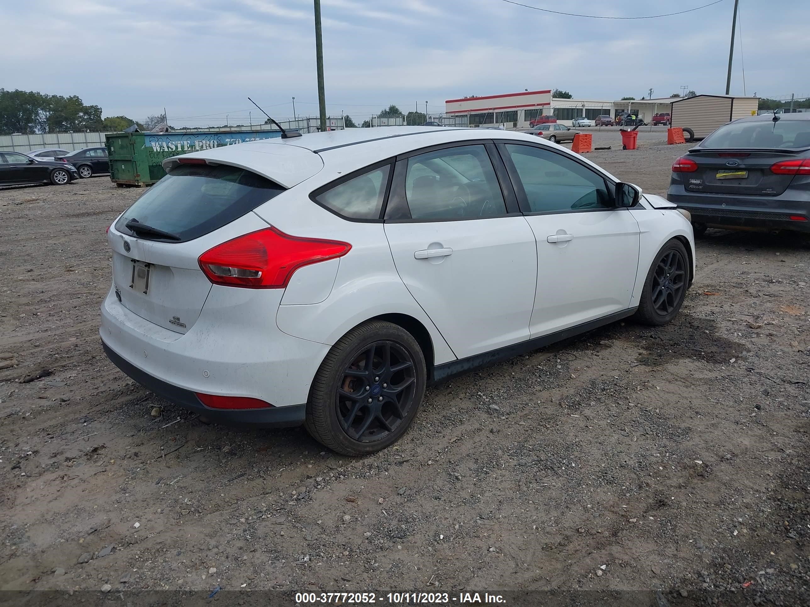 Photo 3 VIN: 1FADP3K28GL299538 - FORD FOCUS 