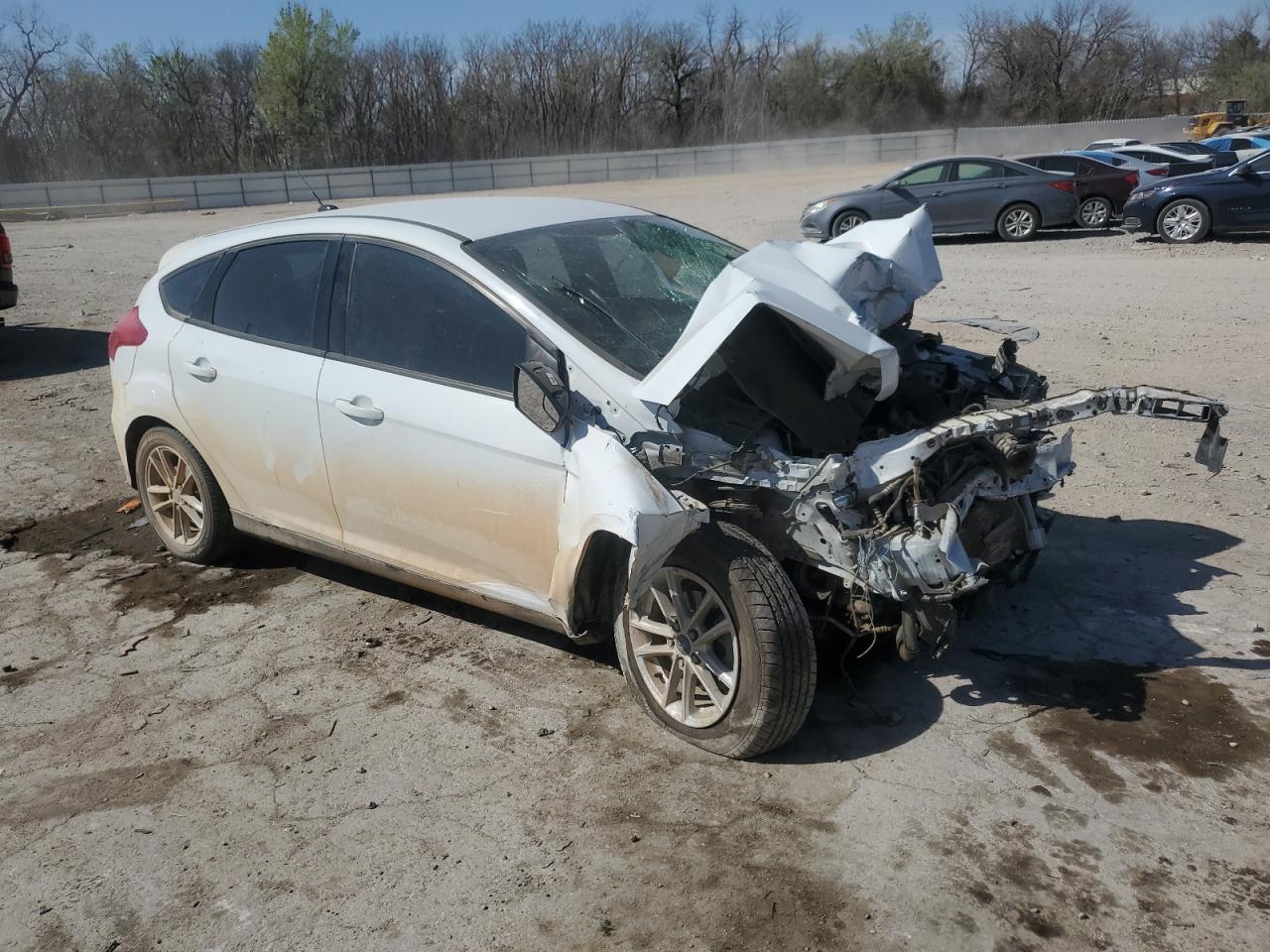 Photo 3 VIN: 1FADP3K28HL318798 - FORD FOCUS 