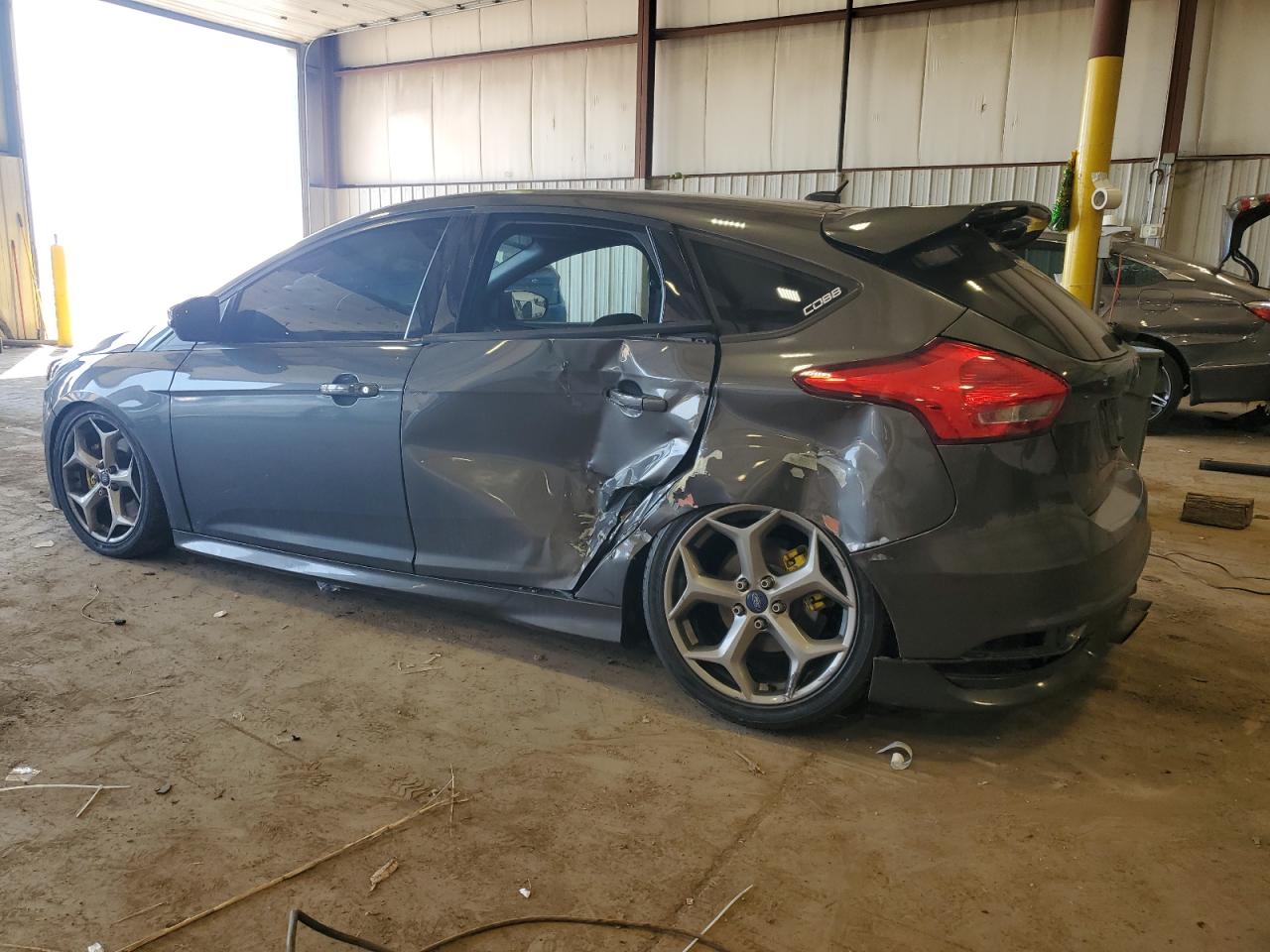 Photo 1 VIN: 1FADP3L90JL306954 - FORD FOCUS 