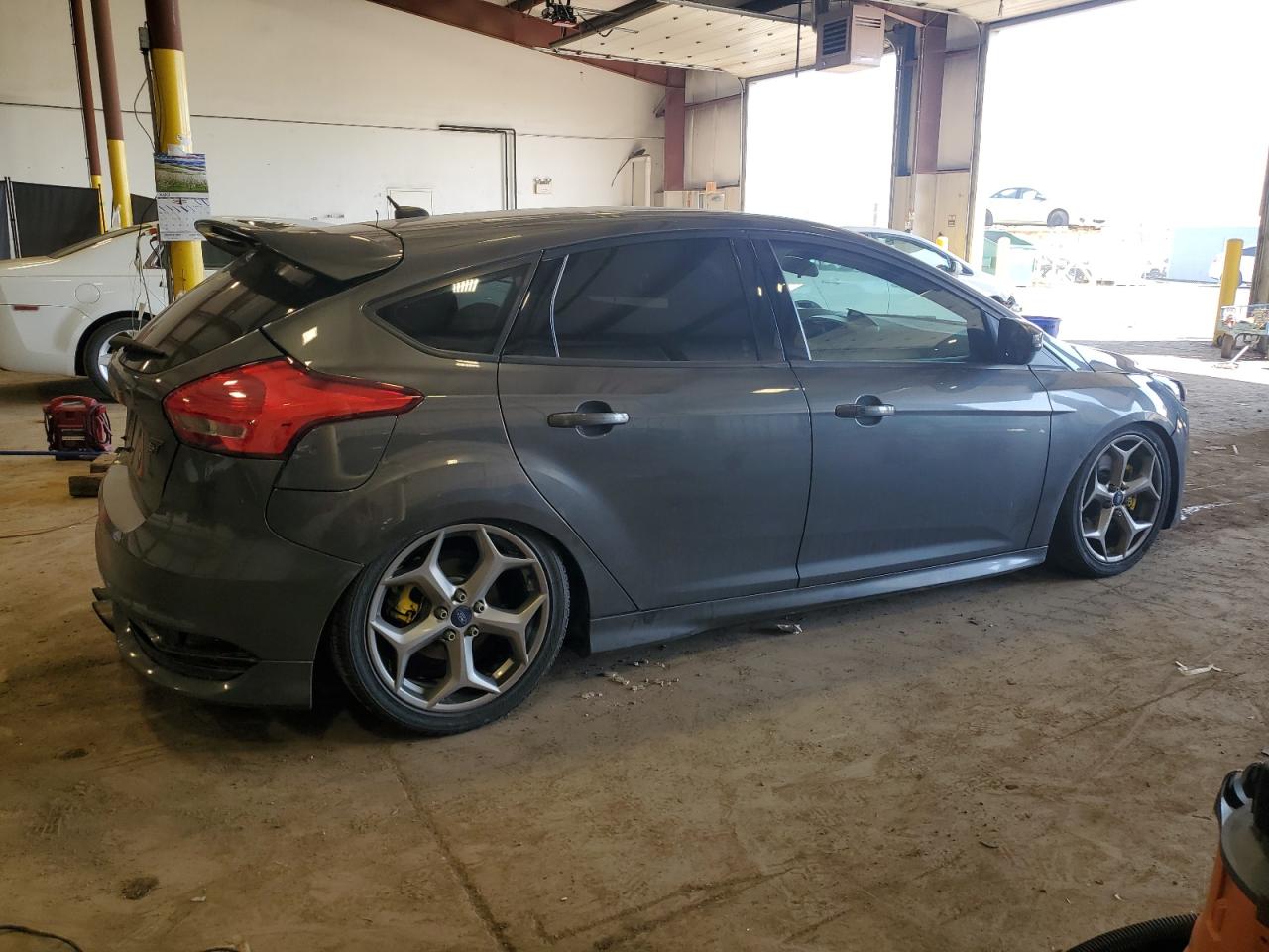 Photo 2 VIN: 1FADP3L90JL306954 - FORD FOCUS 