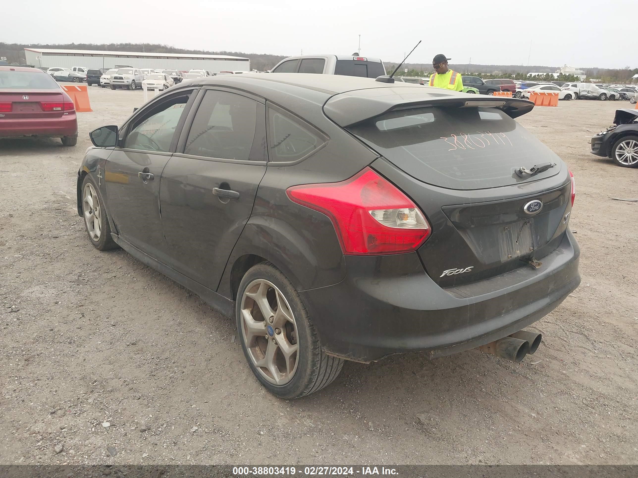 Photo 2 VIN: 1FADP3L93DL144158 - FORD FOCUS ST 