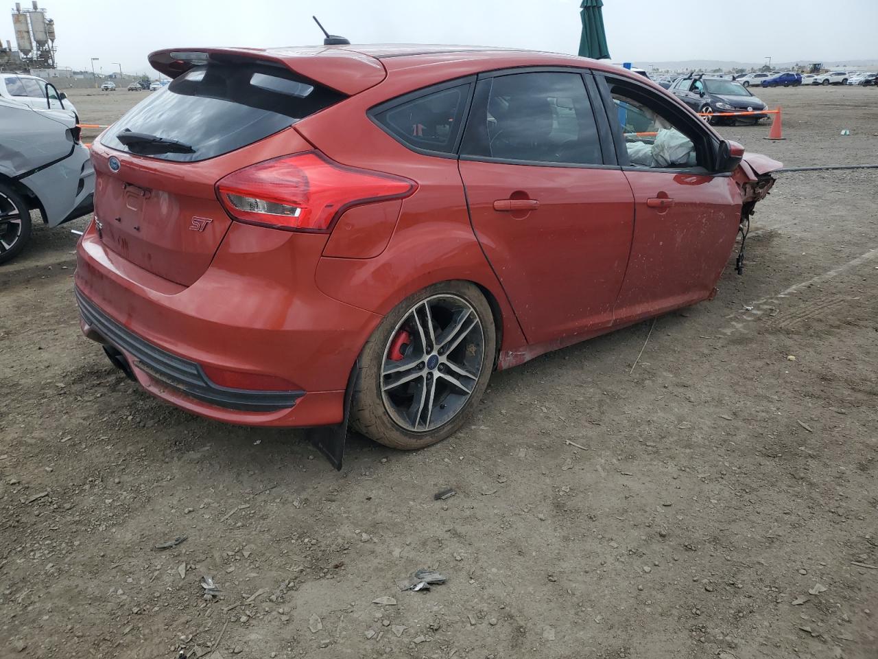 Photo 2 VIN: 1FADP3L94JL332067 - FORD FOCUS 