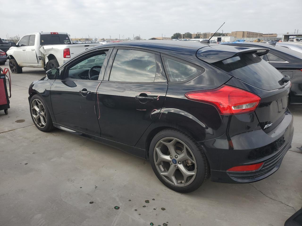 Photo 1 VIN: 1FADP3L96JL233105 - FORD FOCUS 