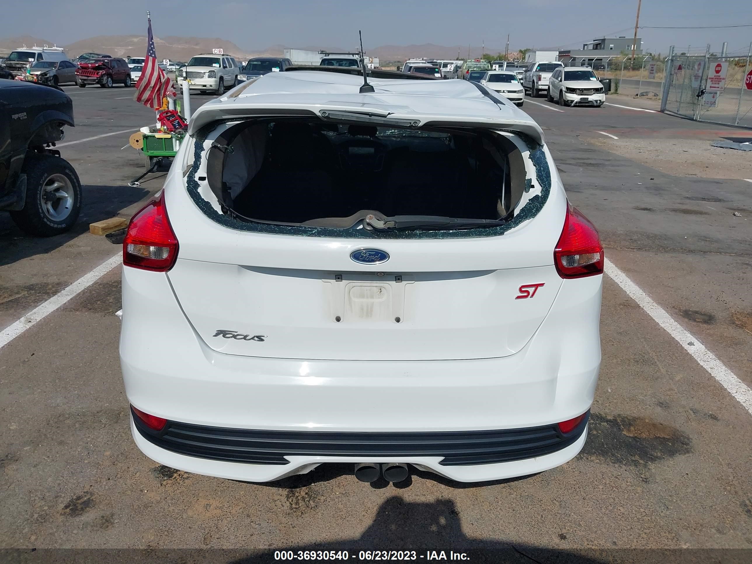 Photo 16 VIN: 1FADP3L98GL292083 - FORD FOCUS ST 