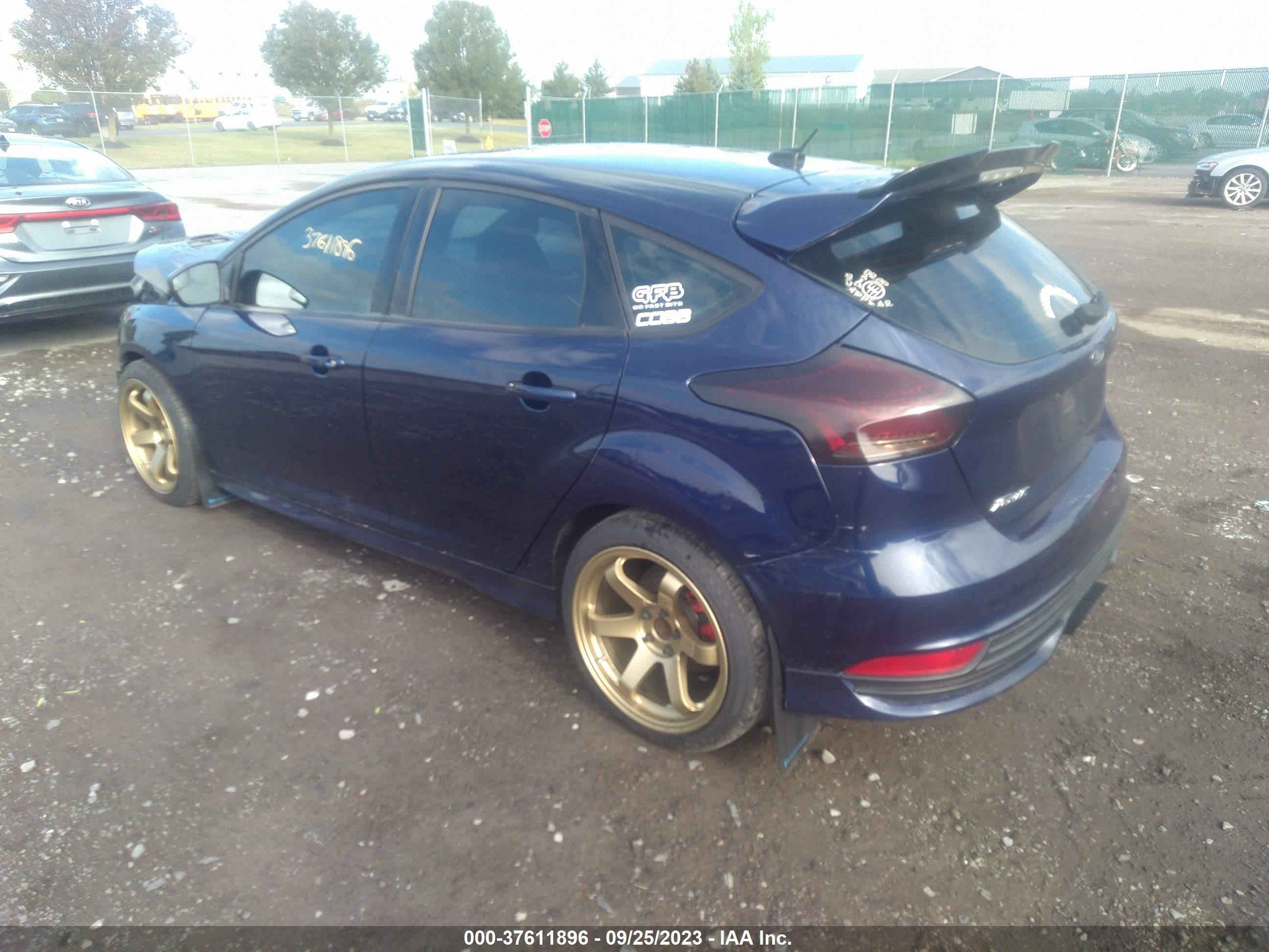 Photo 2 VIN: 1FADP3L99GL358334 - FORD FOCUS 