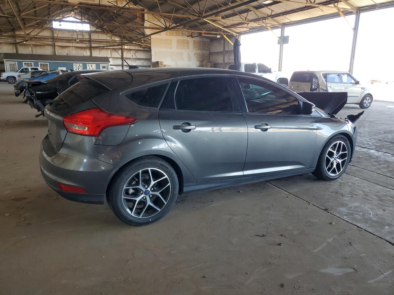 Photo 2 VIN: 1FADP3M22JL241431 - FORD FOCUS 