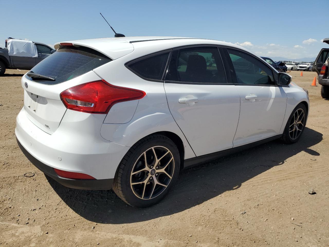 Photo 2 VIN: 1FADP3M28JL224066 - FORD FOCUS 