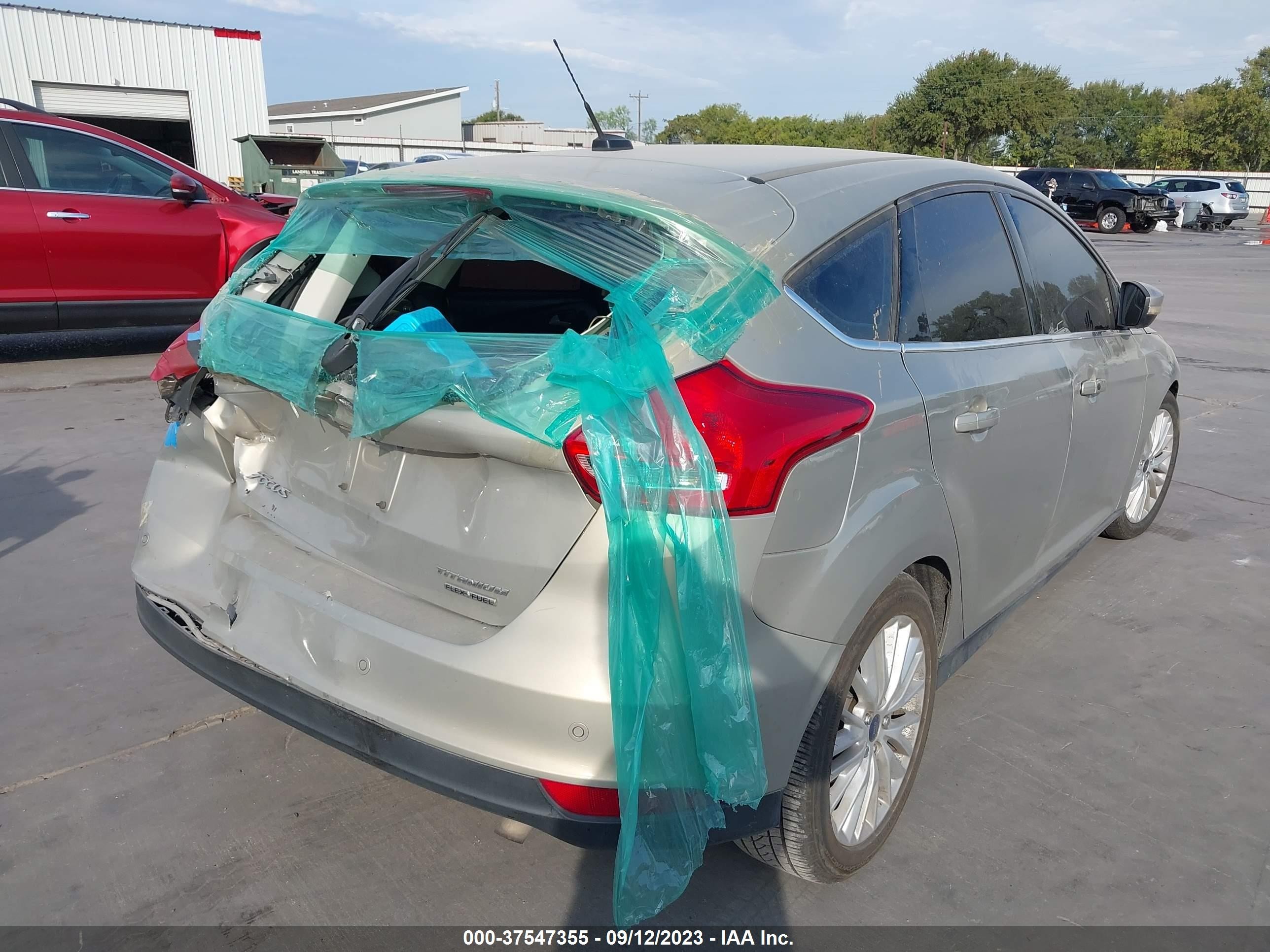 Photo 3 VIN: 1FADP3N22GL285338 - FORD FOCUS 