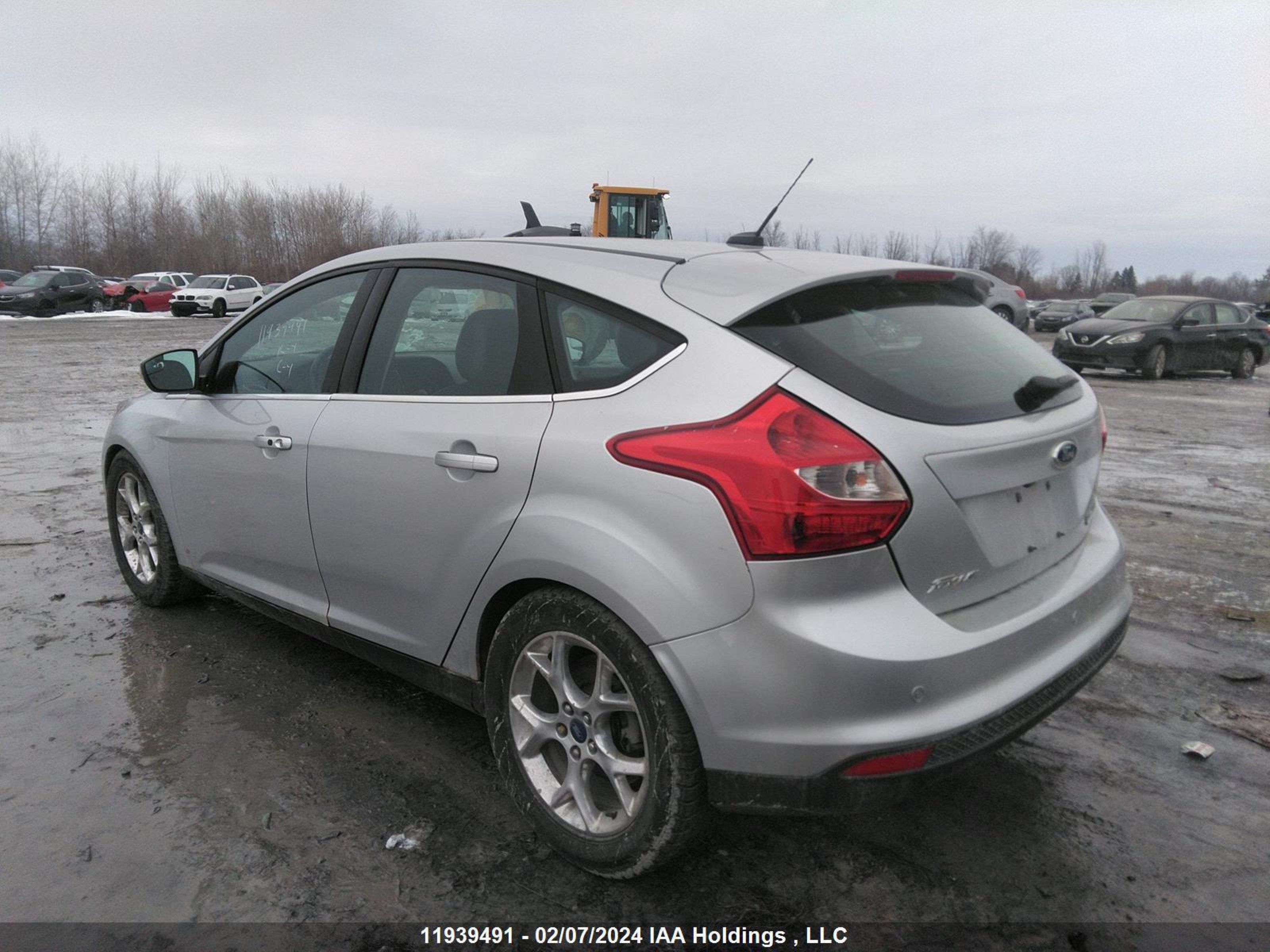 Photo 2 VIN: 1FADP3N29DL355817 - FORD FOCUS 