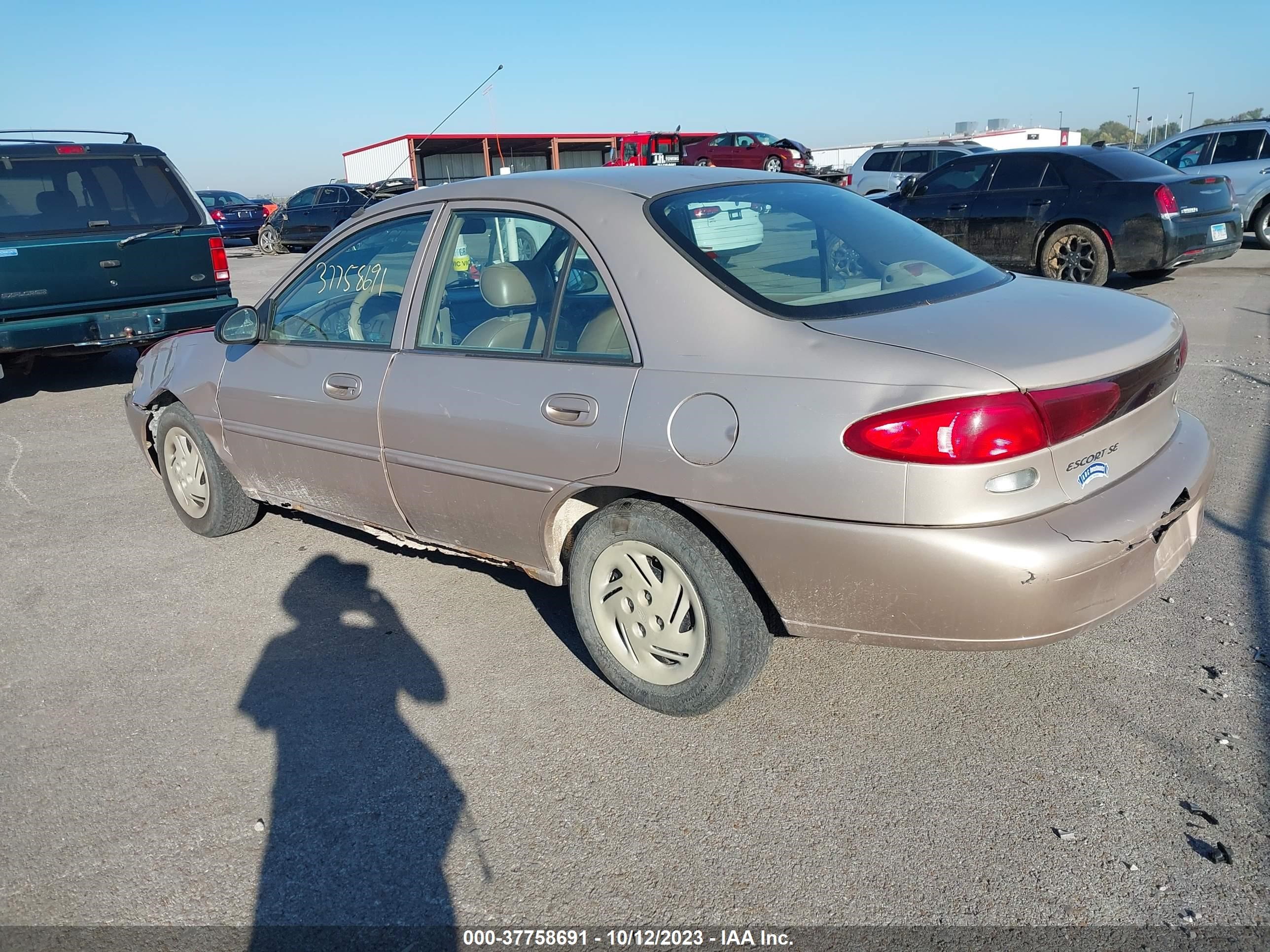 Photo 2 VIN: 1FAFP13P7WW174129 - FORD ESCORT 