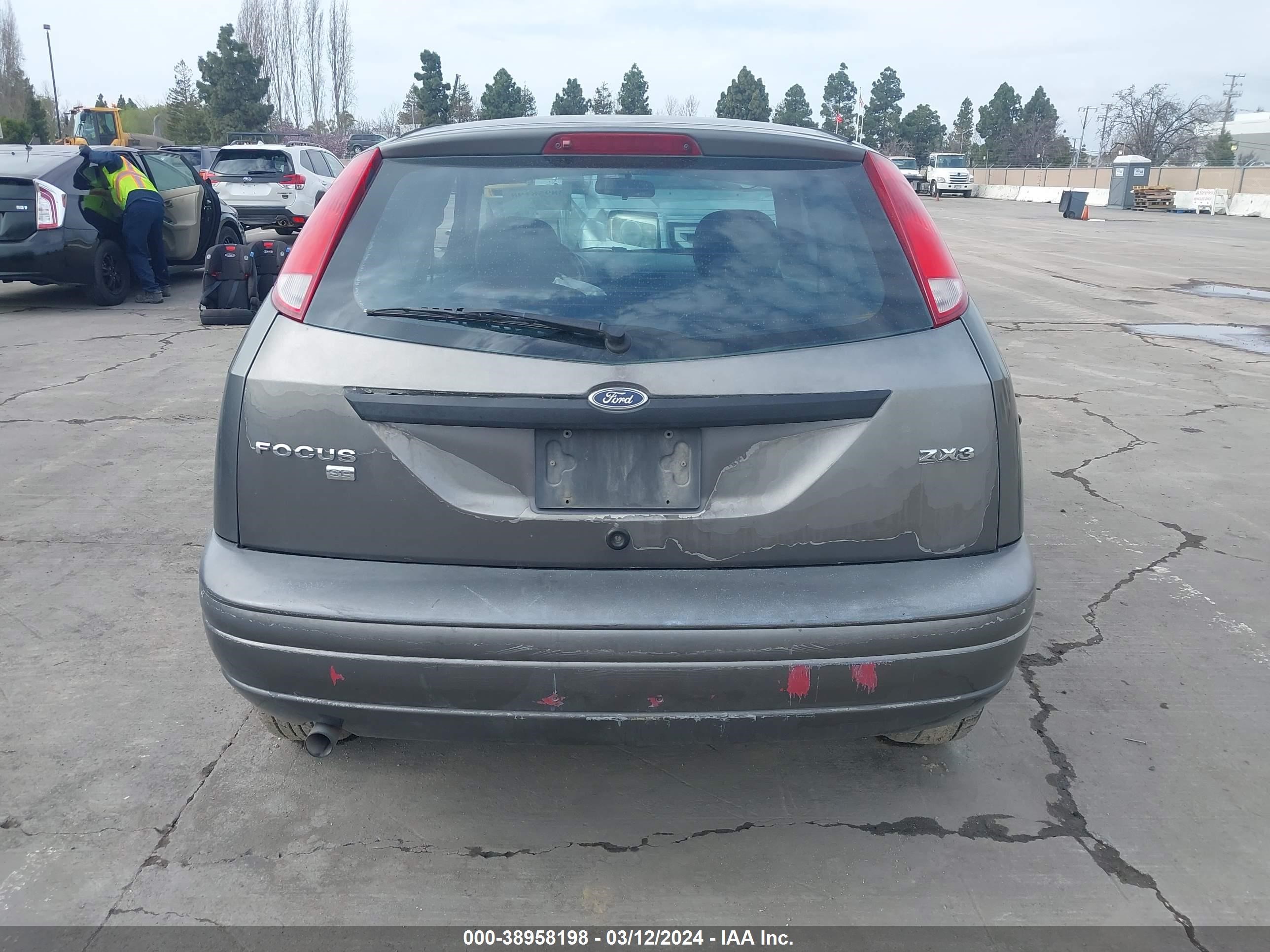 Photo 15 VIN: 1FAFP31N46W153137 - FORD FOCUS 