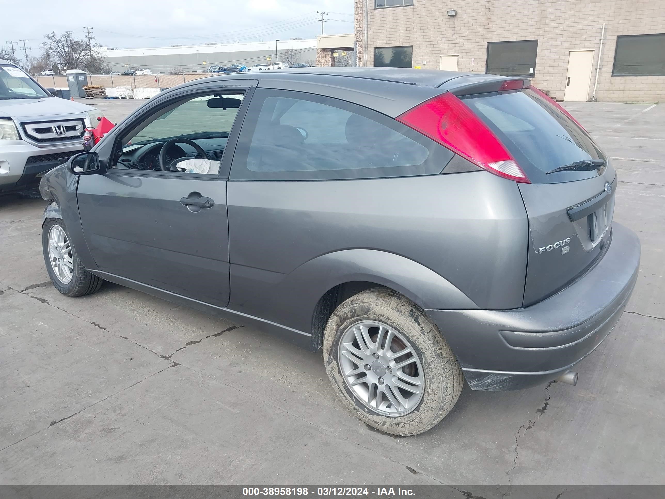 Photo 2 VIN: 1FAFP31N46W153137 - FORD FOCUS 