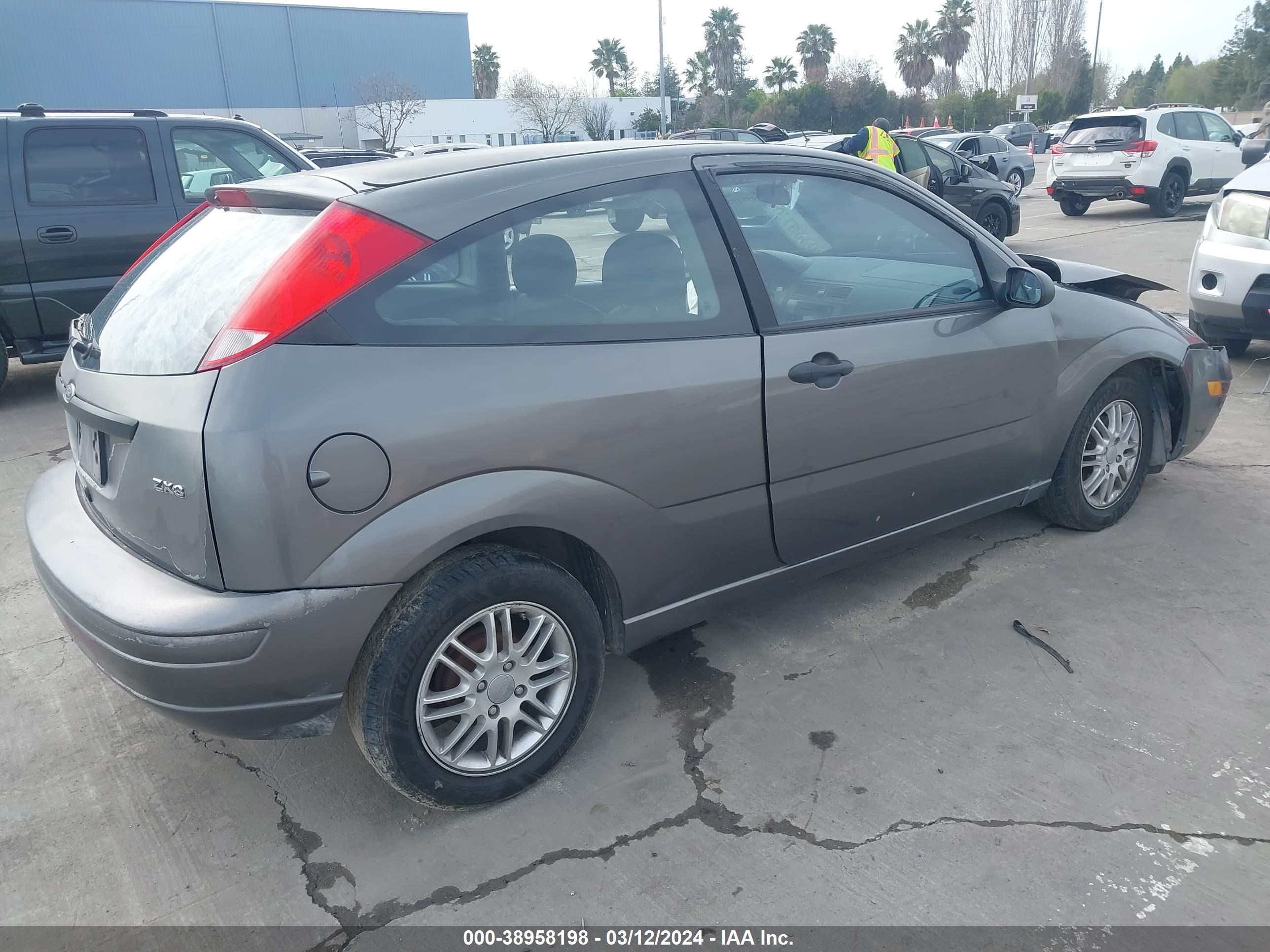 Photo 3 VIN: 1FAFP31N46W153137 - FORD FOCUS 