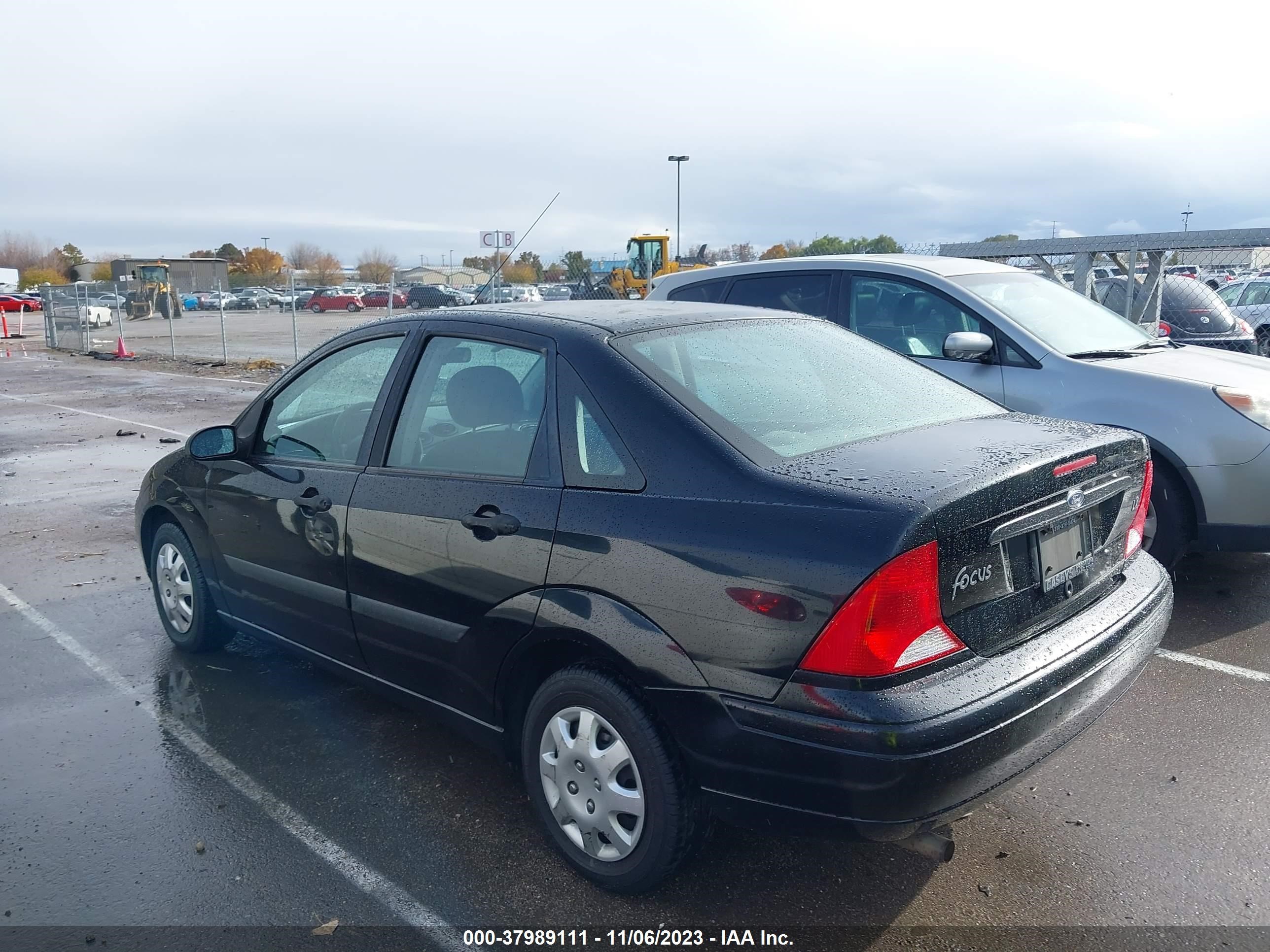 Photo 2 VIN: 1FAFP33P1YW220293 - FORD FOCUS 