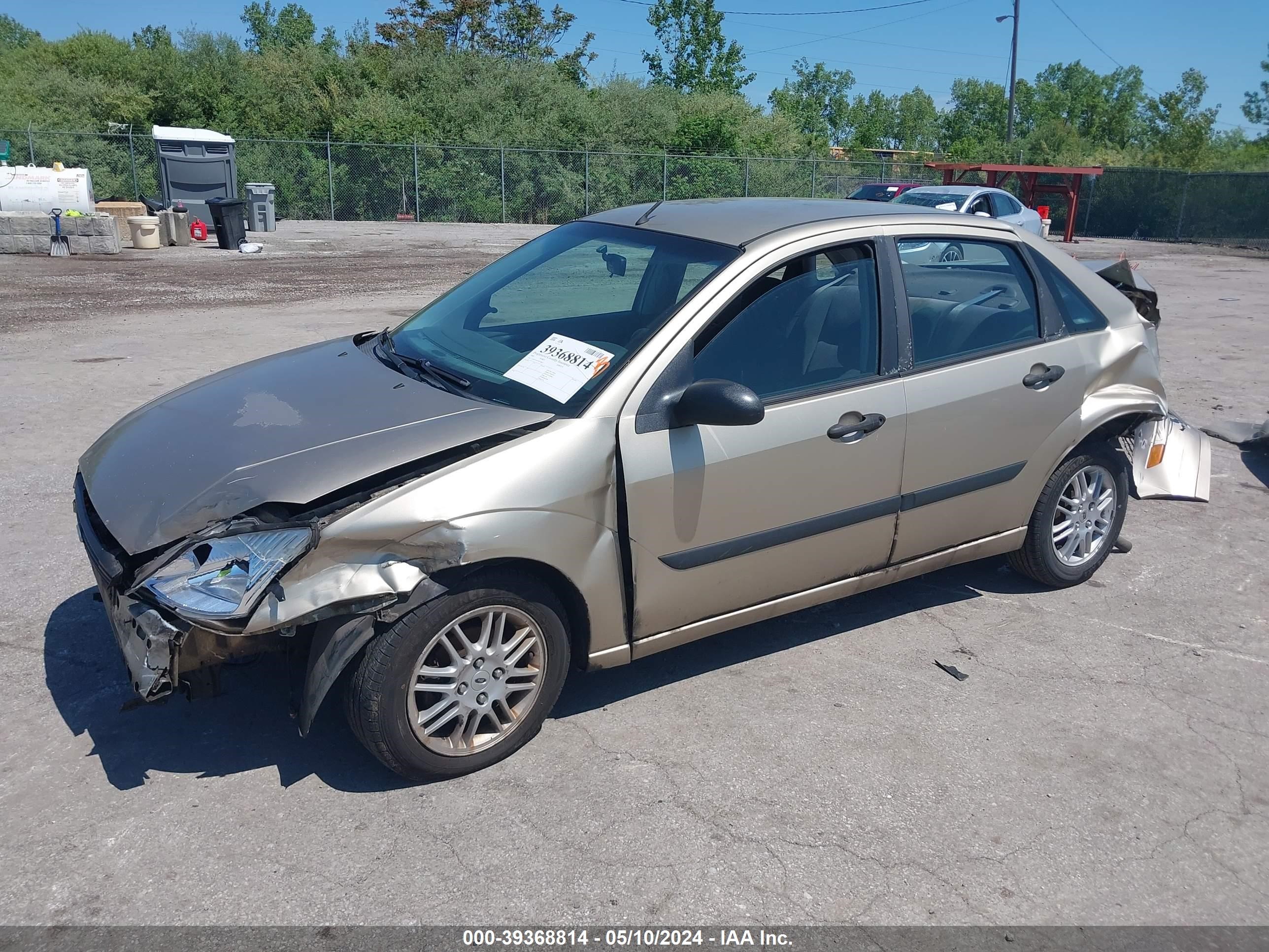 Photo 1 VIN: 1FAFP33P4YW166813 - FORD FOCUS 