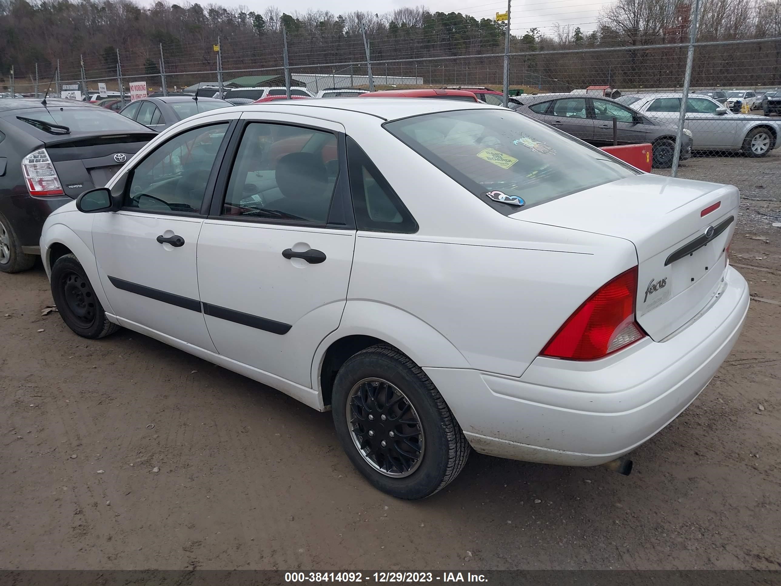 Photo 2 VIN: 1FAFP33PX4W190429 - FORD FOCUS 