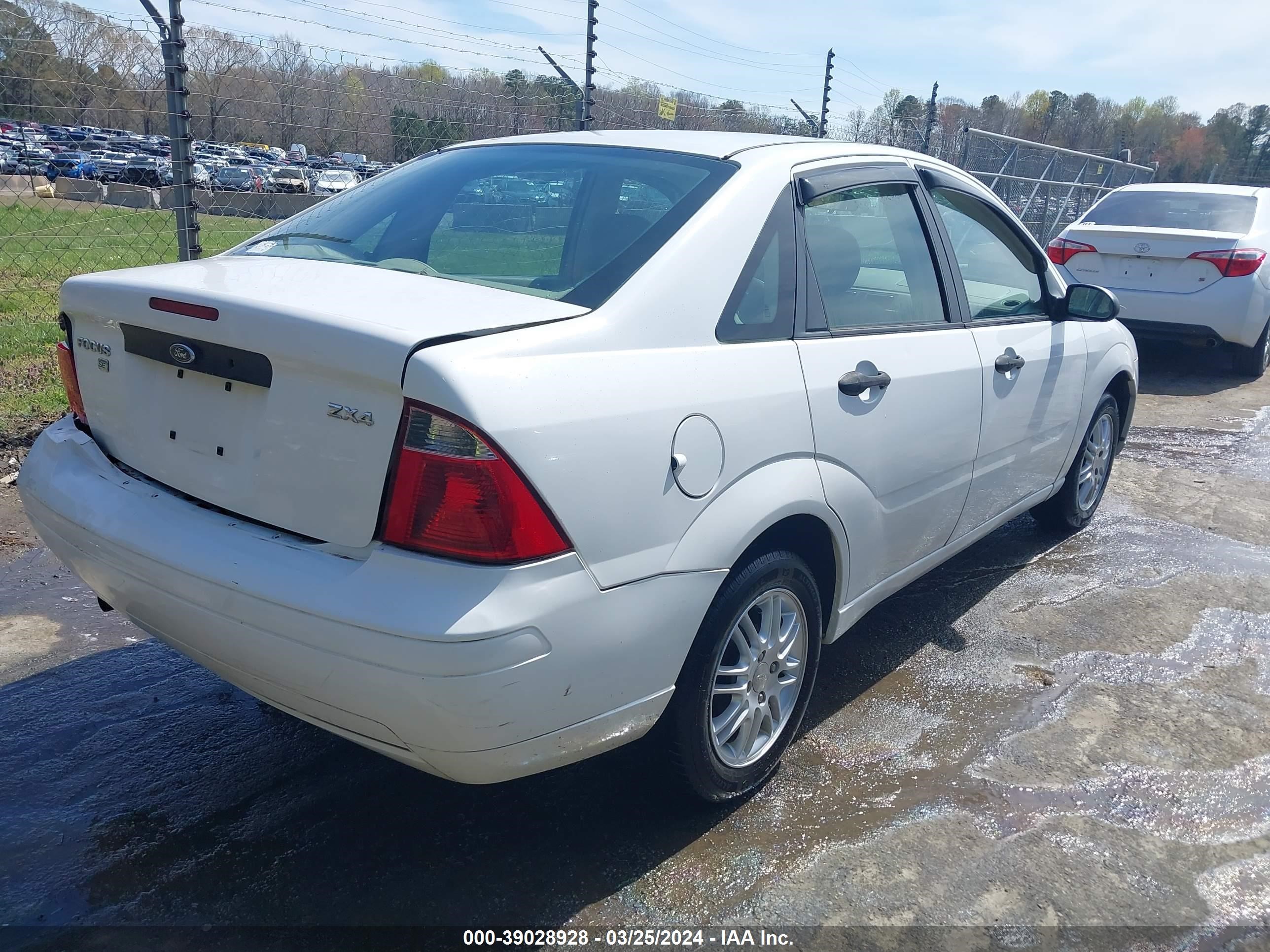 Photo 3 VIN: 1FAFP34N05W156238 - FORD FOCUS 