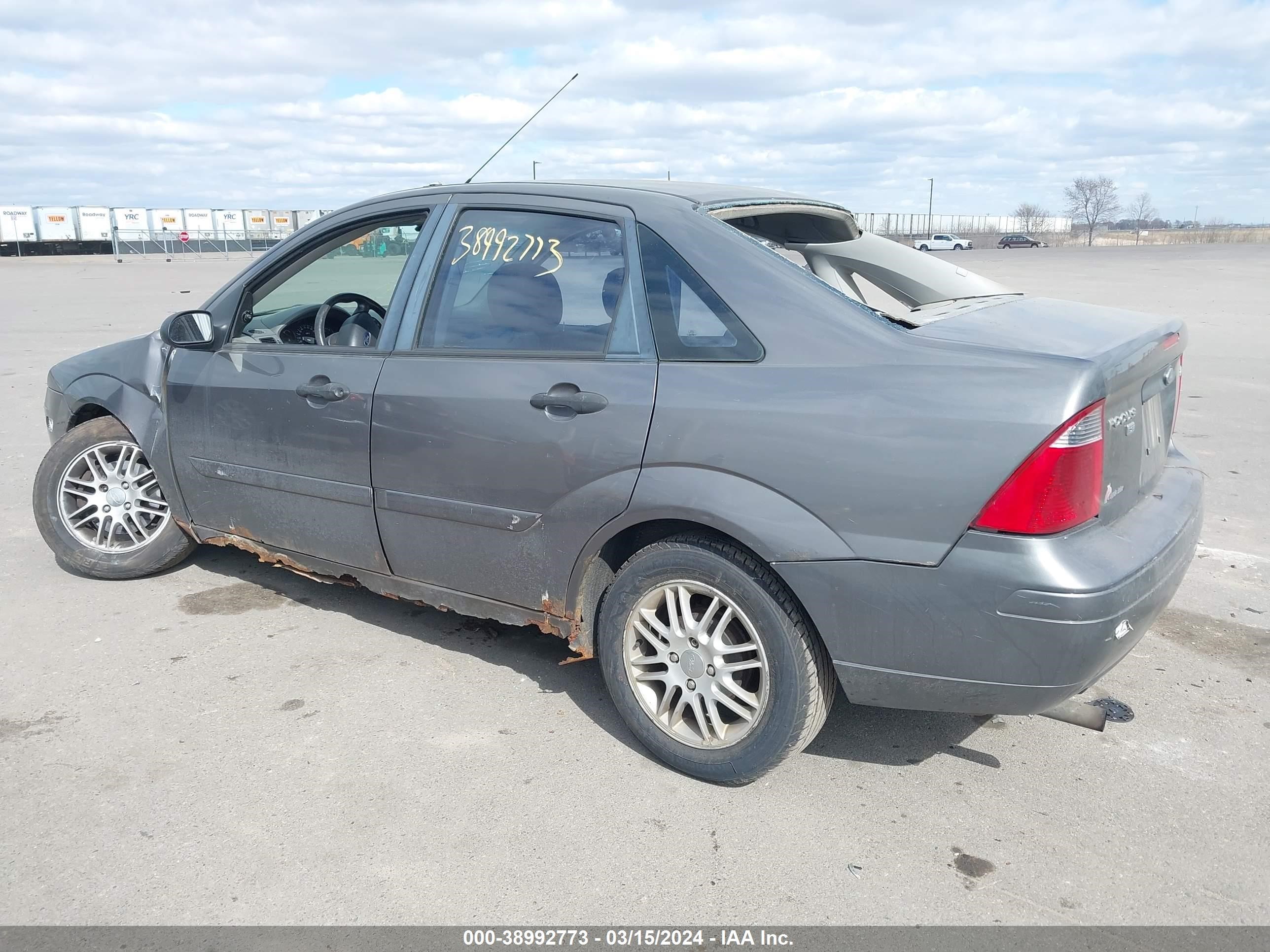 Photo 2 VIN: 1FAFP34N15W214180 - FORD FOCUS 