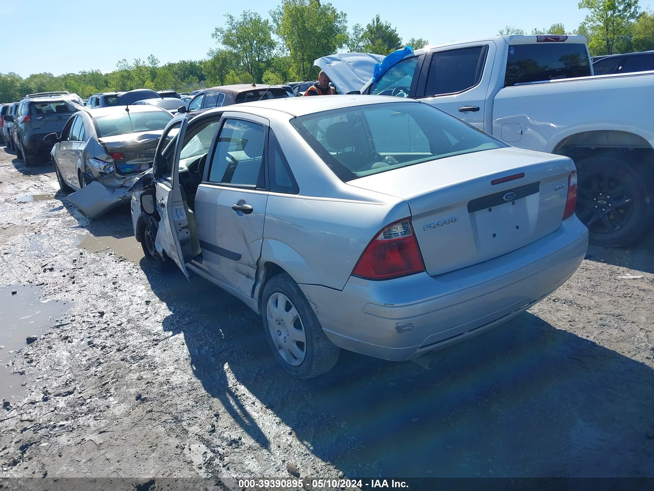 Photo 2 VIN: 1FAFP34N35W255765 - FORD FOCUS 