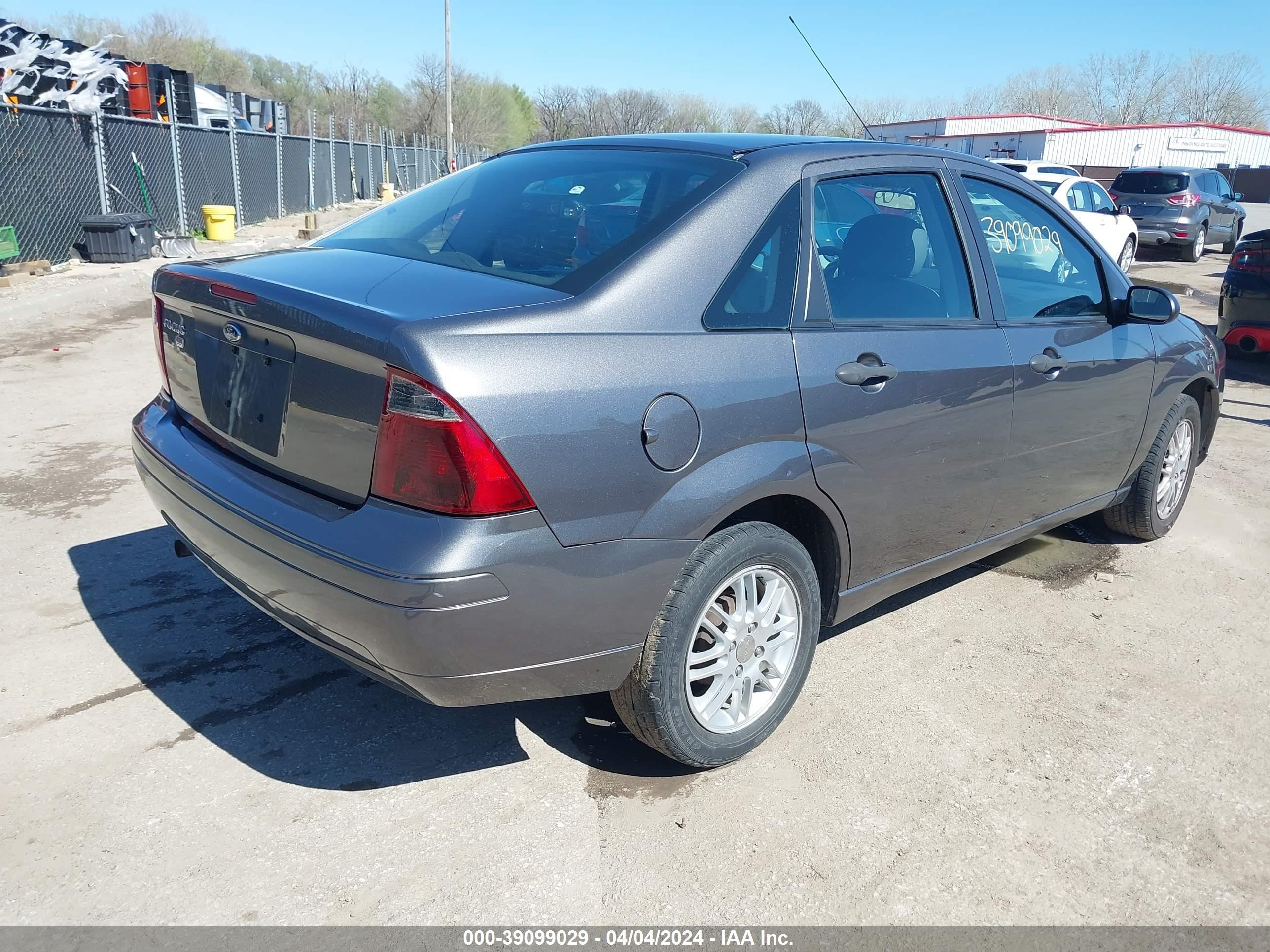 Photo 3 VIN: 1FAFP34N47W167858 - FORD FOCUS 