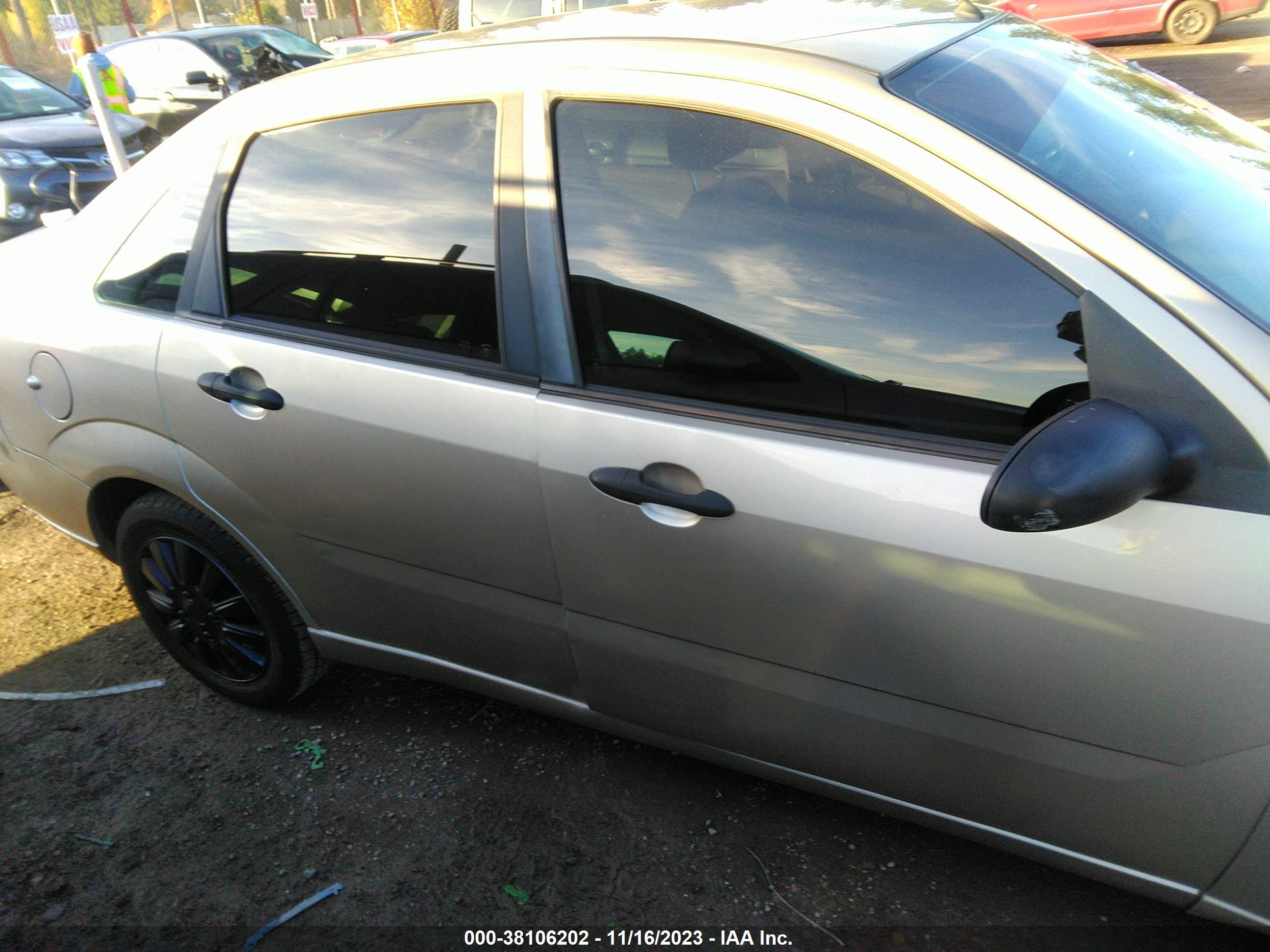 Photo 12 VIN: 1FAFP34N47W358017 - FORD FOCUS 