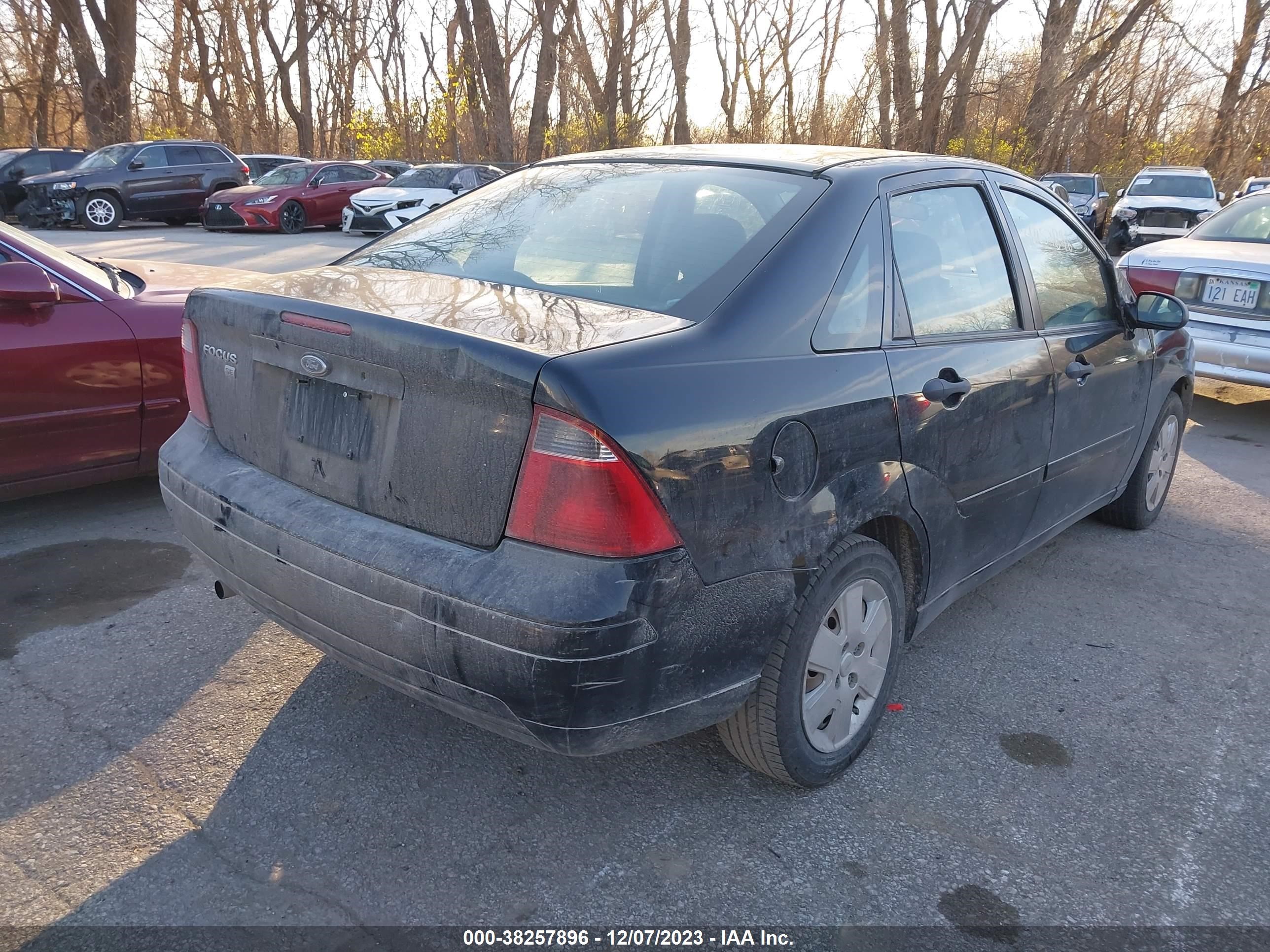 Photo 3 VIN: 1FAFP34N67W256749 - FORD FOCUS 