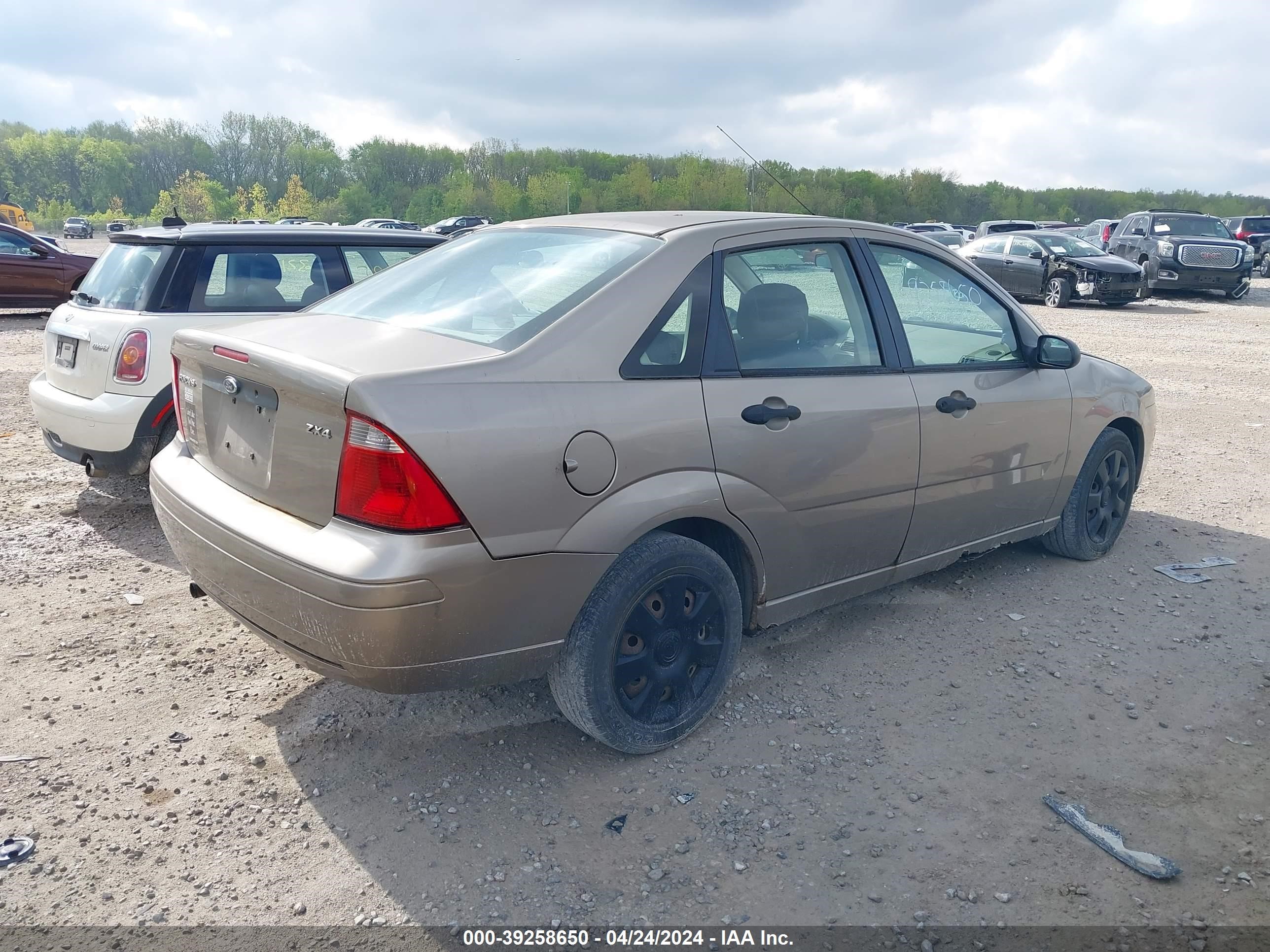 Photo 3 VIN: 1FAFP34N75W137492 - FORD FOCUS 