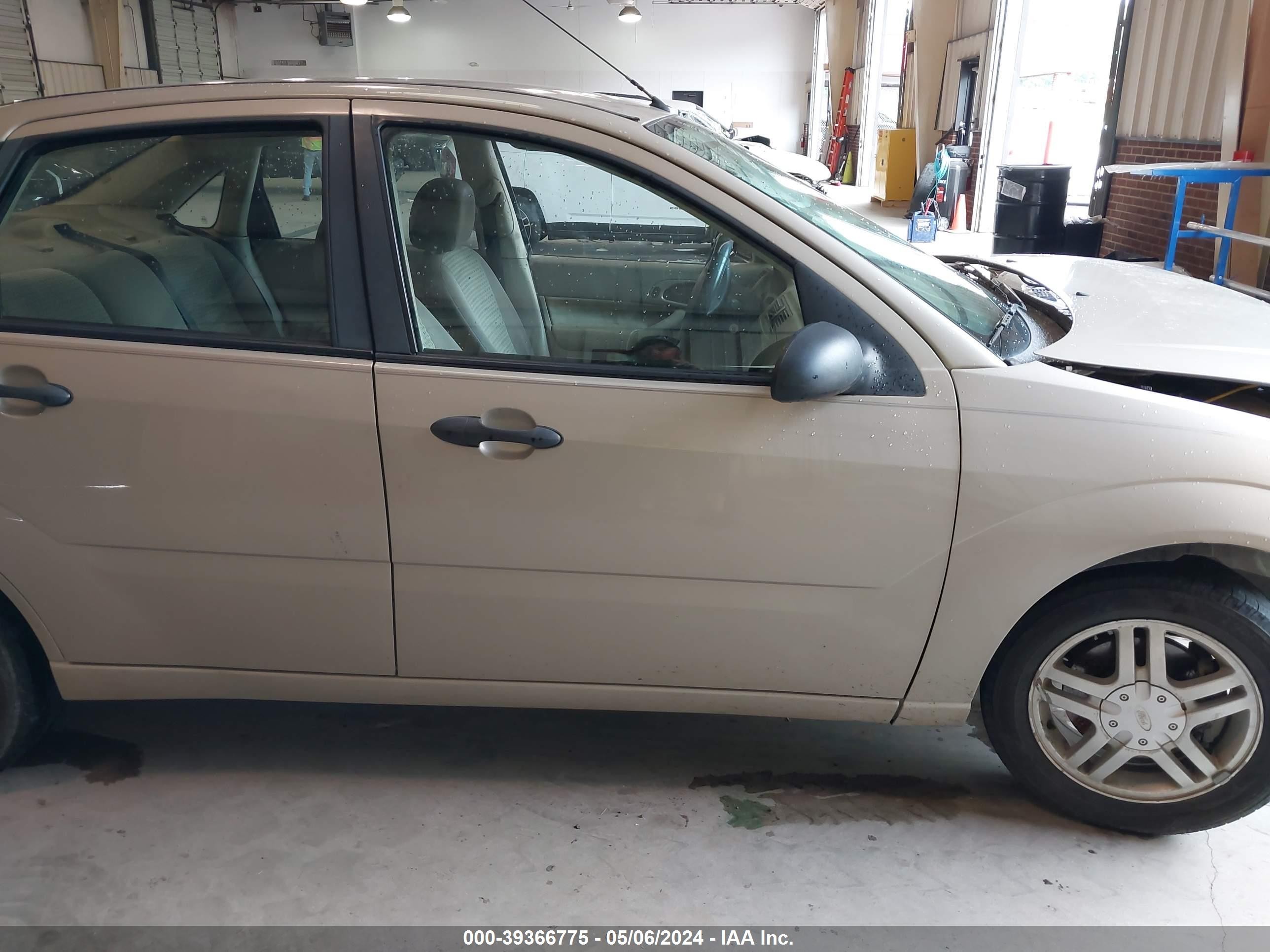 Photo 12 VIN: 1FAFP34N77W254055 - FORD FOCUS 