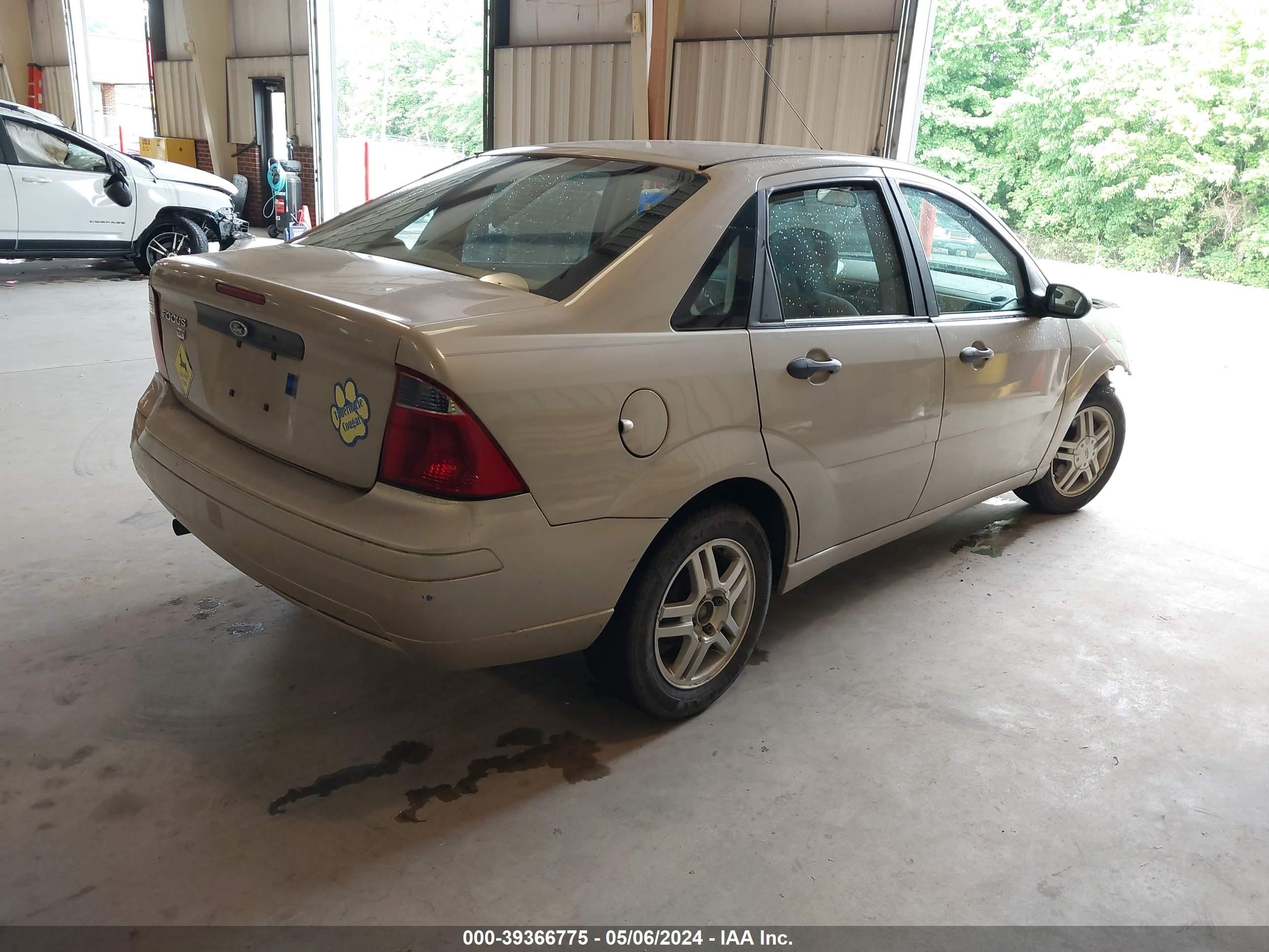 Photo 3 VIN: 1FAFP34N77W254055 - FORD FOCUS 