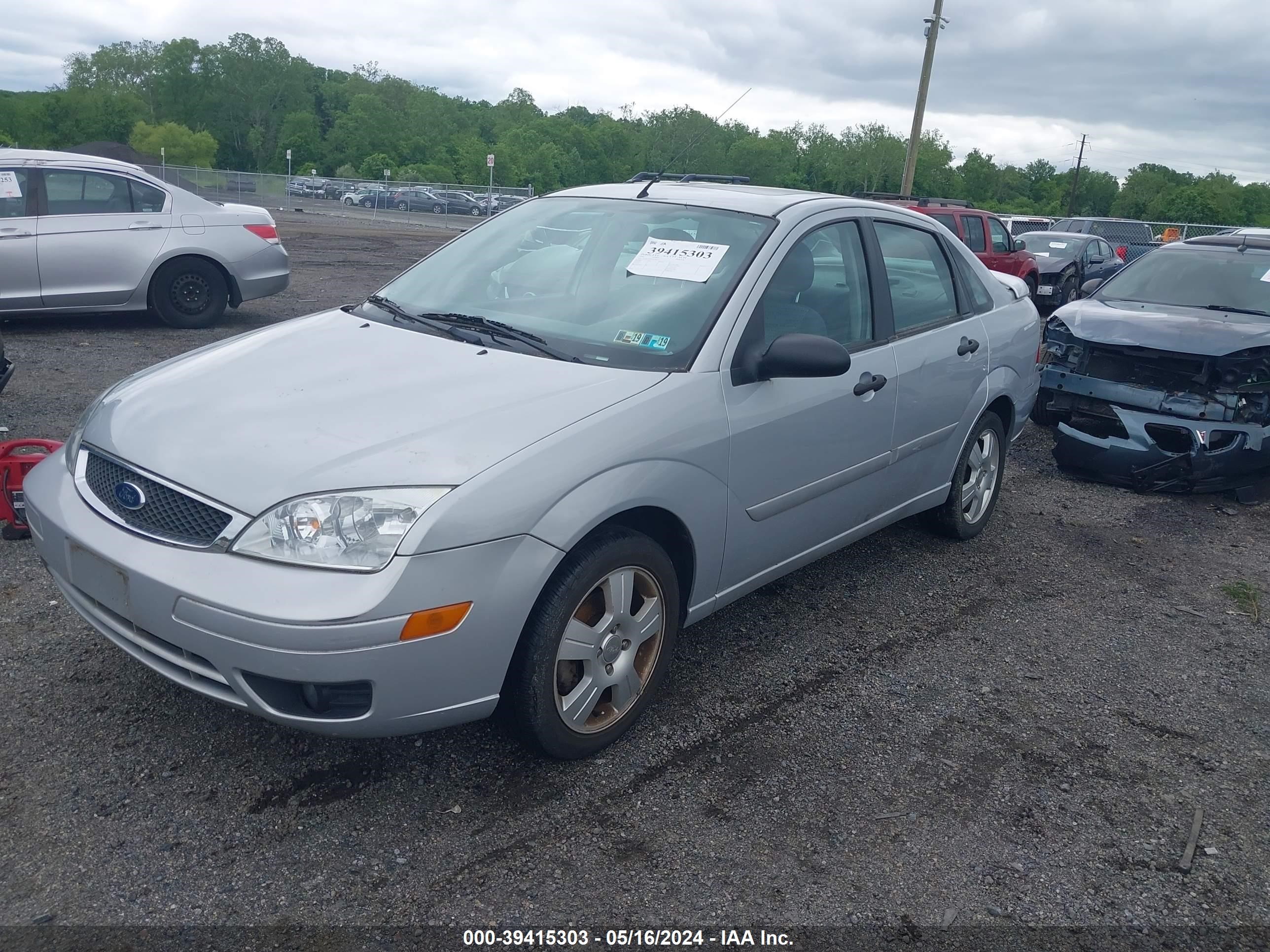 Photo 1 VIN: 1FAFP34N95W268312 - FORD FOCUS 