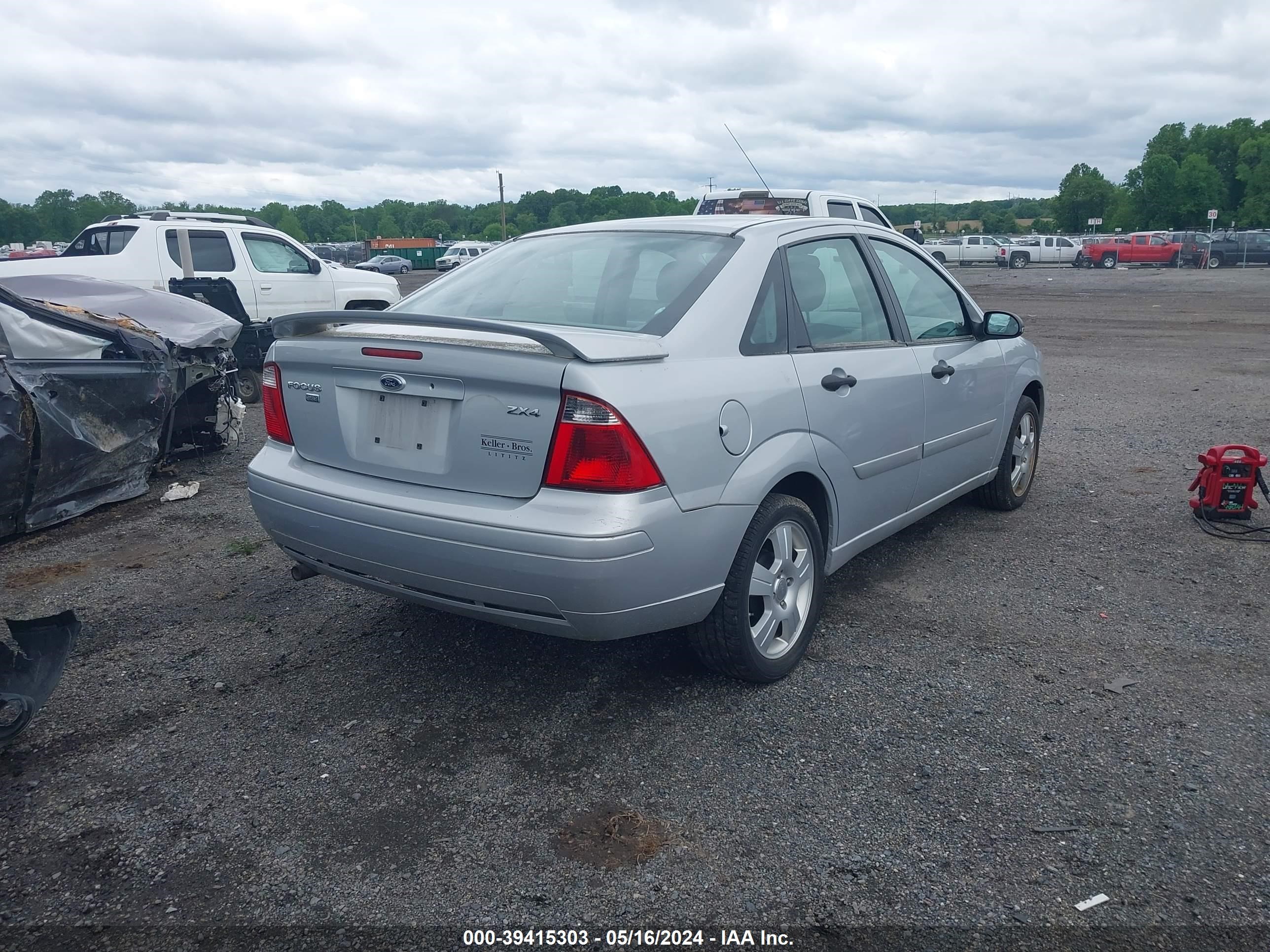 Photo 3 VIN: 1FAFP34N95W268312 - FORD FOCUS 