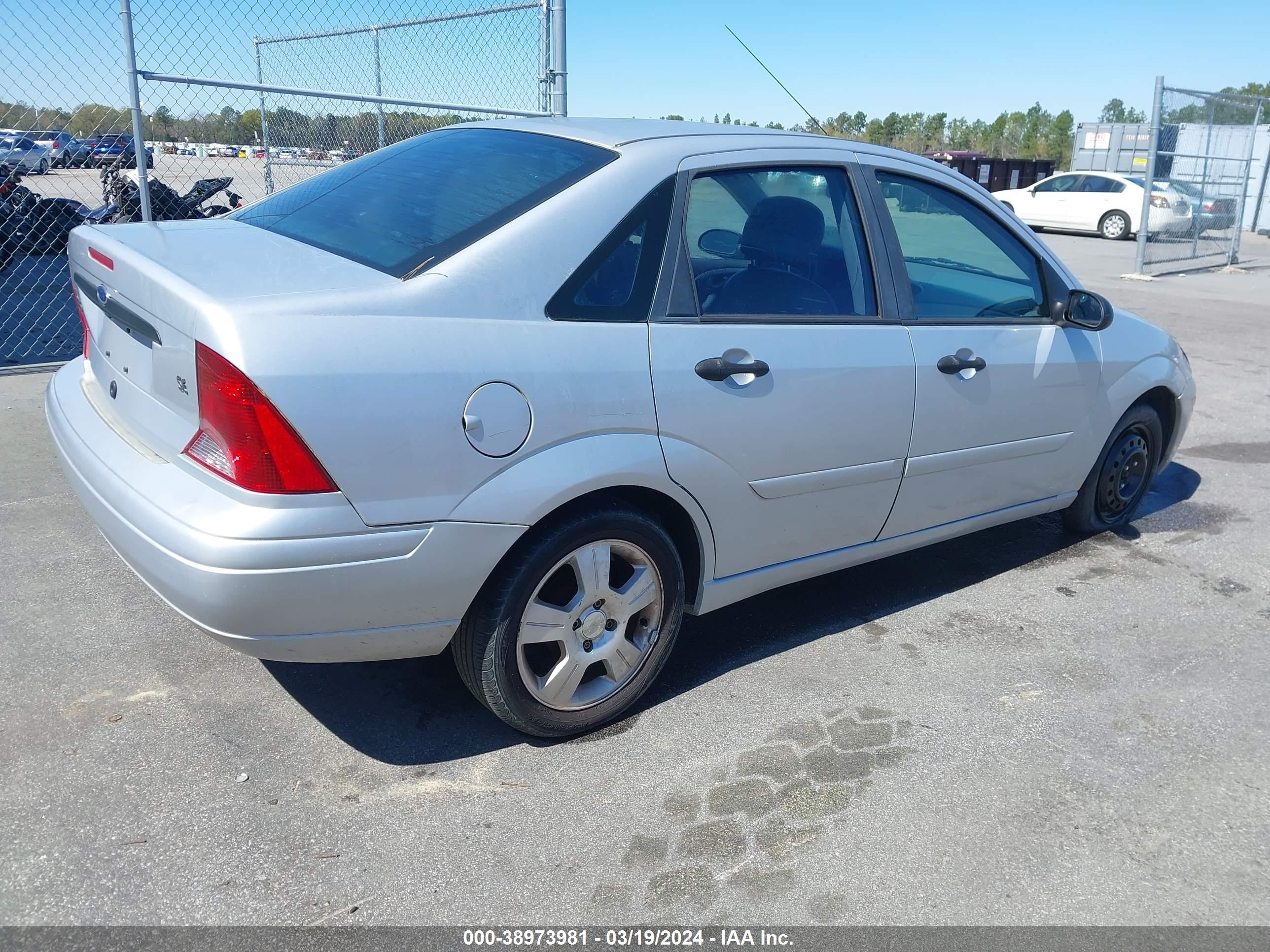 Photo 3 VIN: 1FAFP34Z93W276023 - FORD FOCUS 