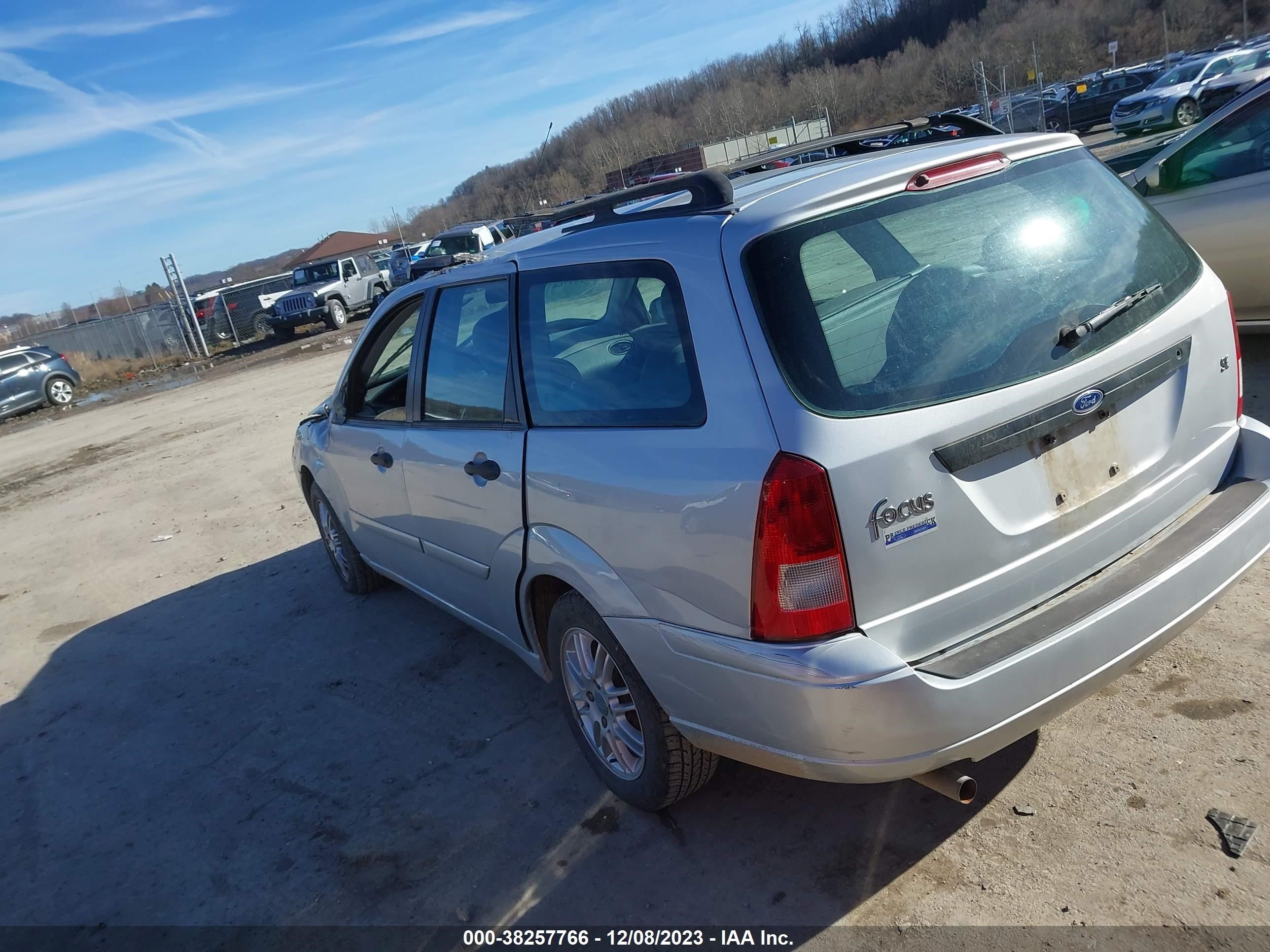 Photo 2 VIN: 1FAFP36333W150068 - FORD FOCUS 