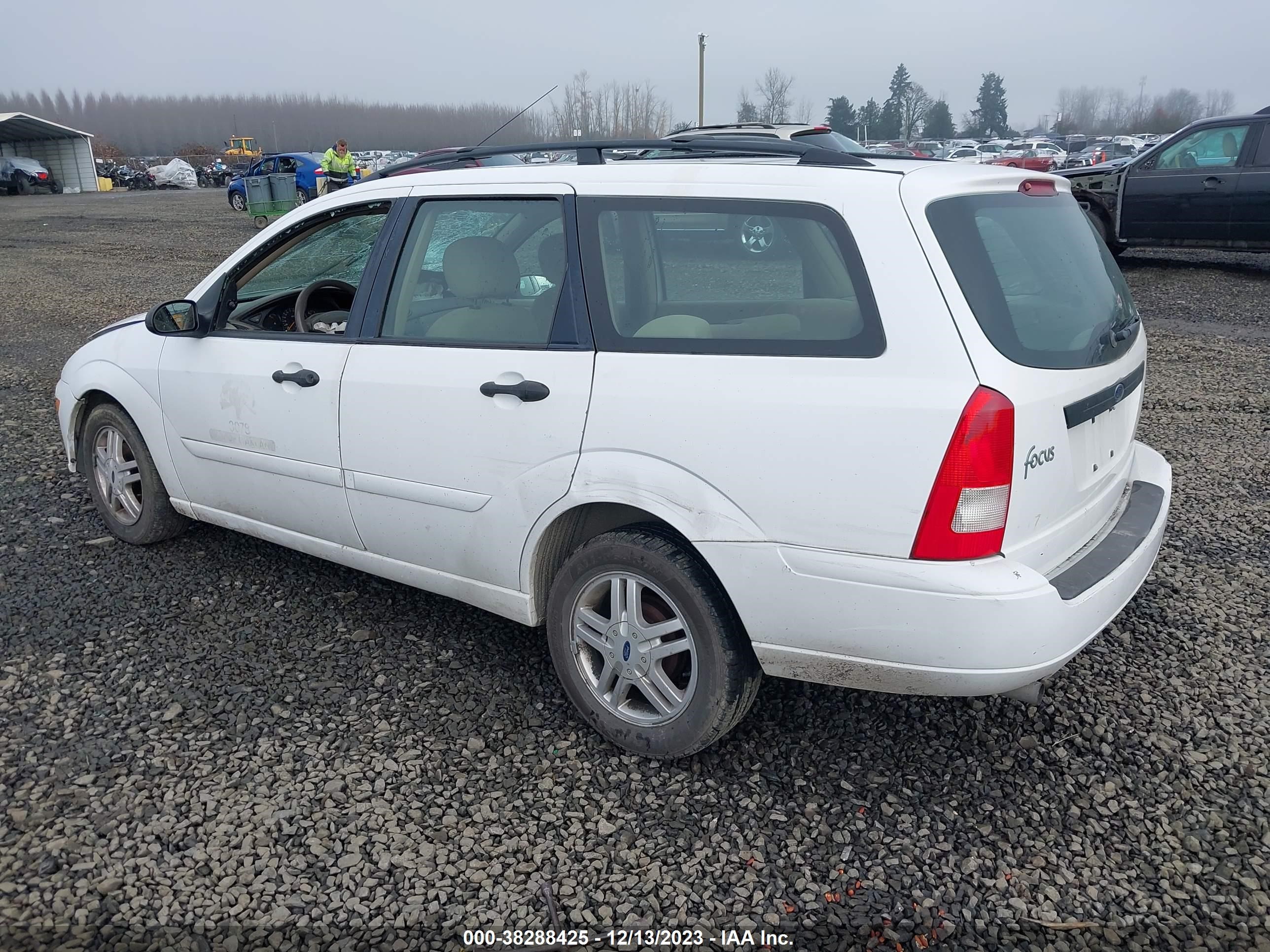 Photo 2 VIN: 1FAFP36P1YW393582 - FORD FOCUS 