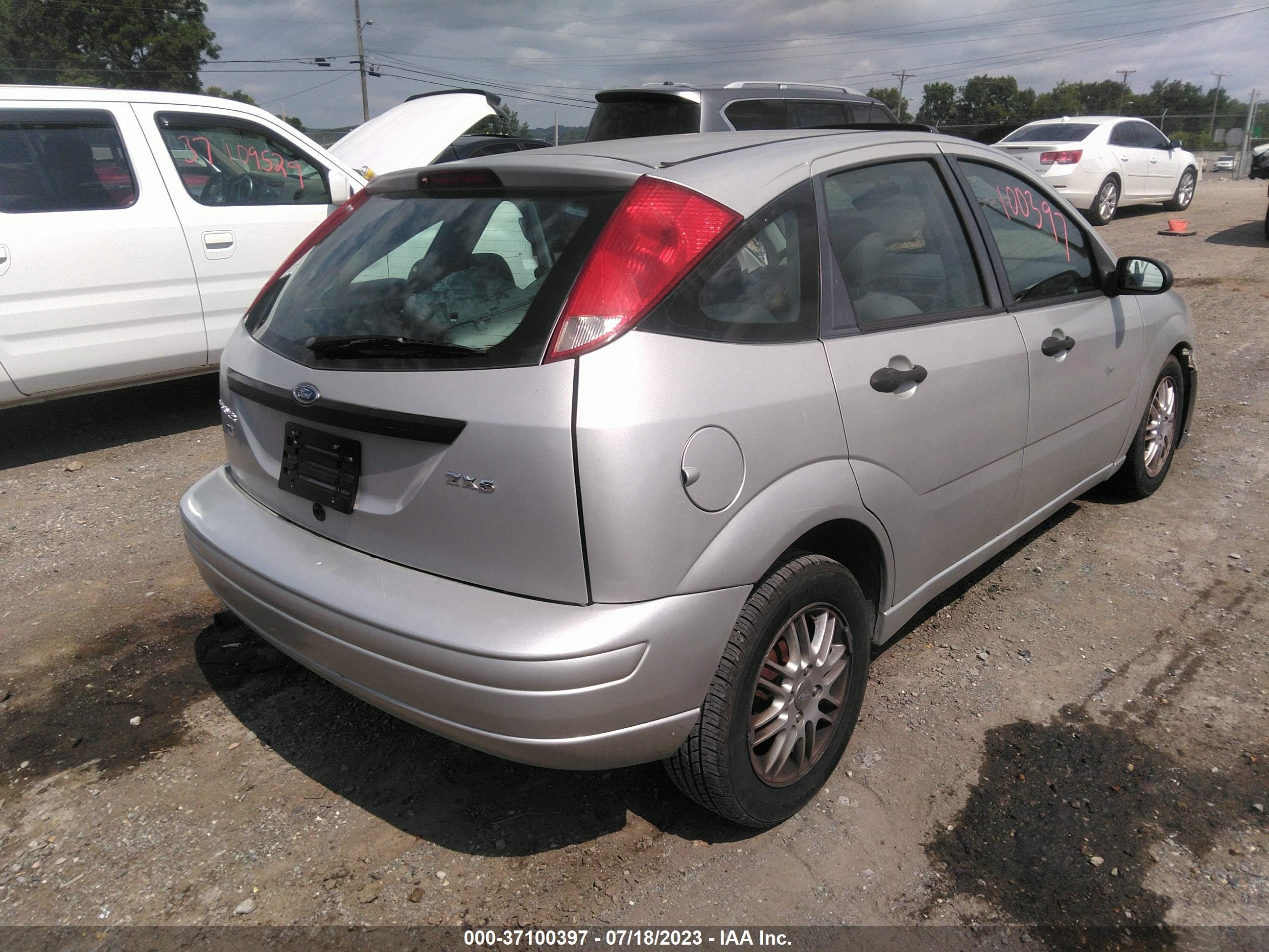 Photo 3 VIN: 1FAFP37N46W157339 - FORD FOCUS 